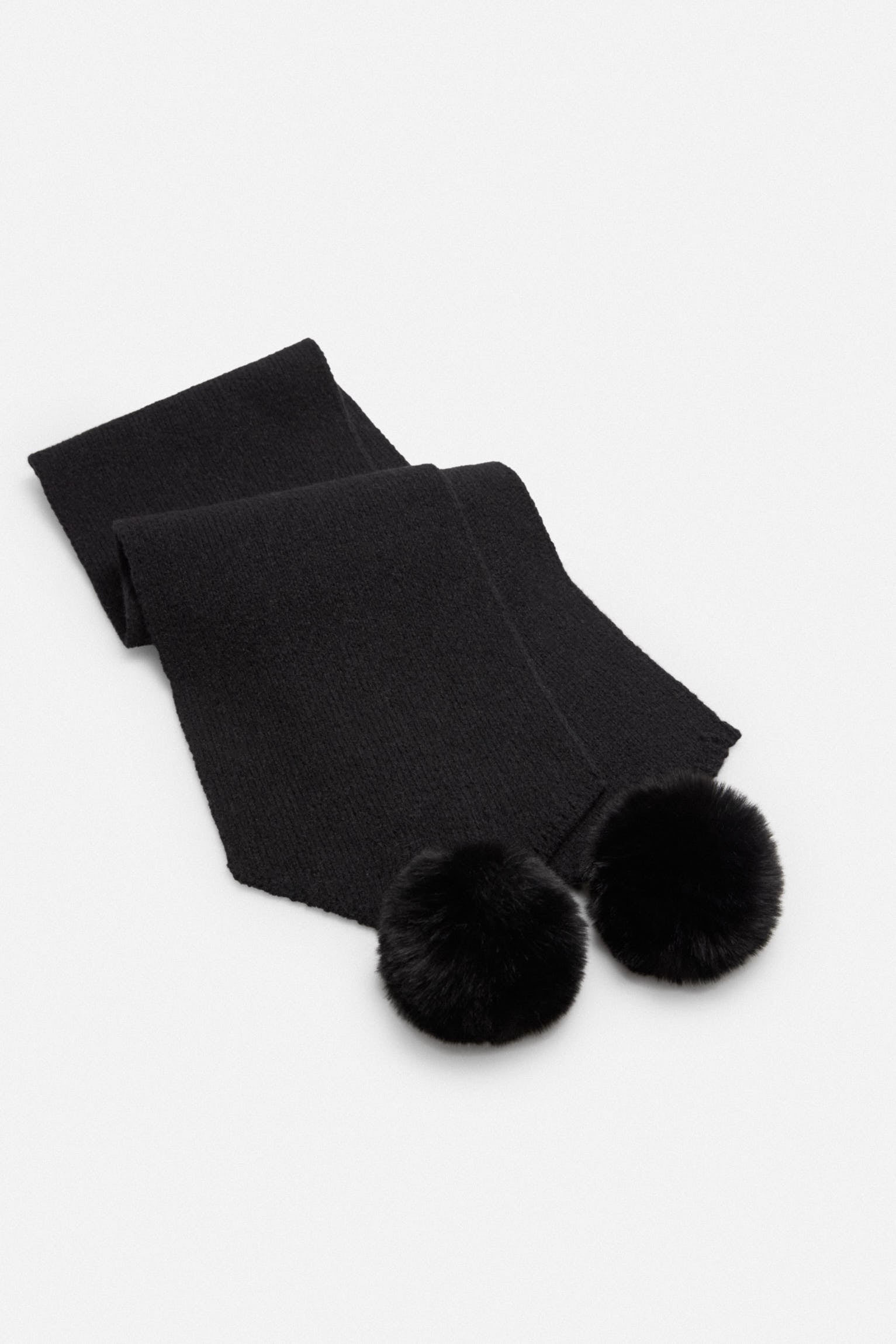 70691-3-bufanda-con-pompones-negra