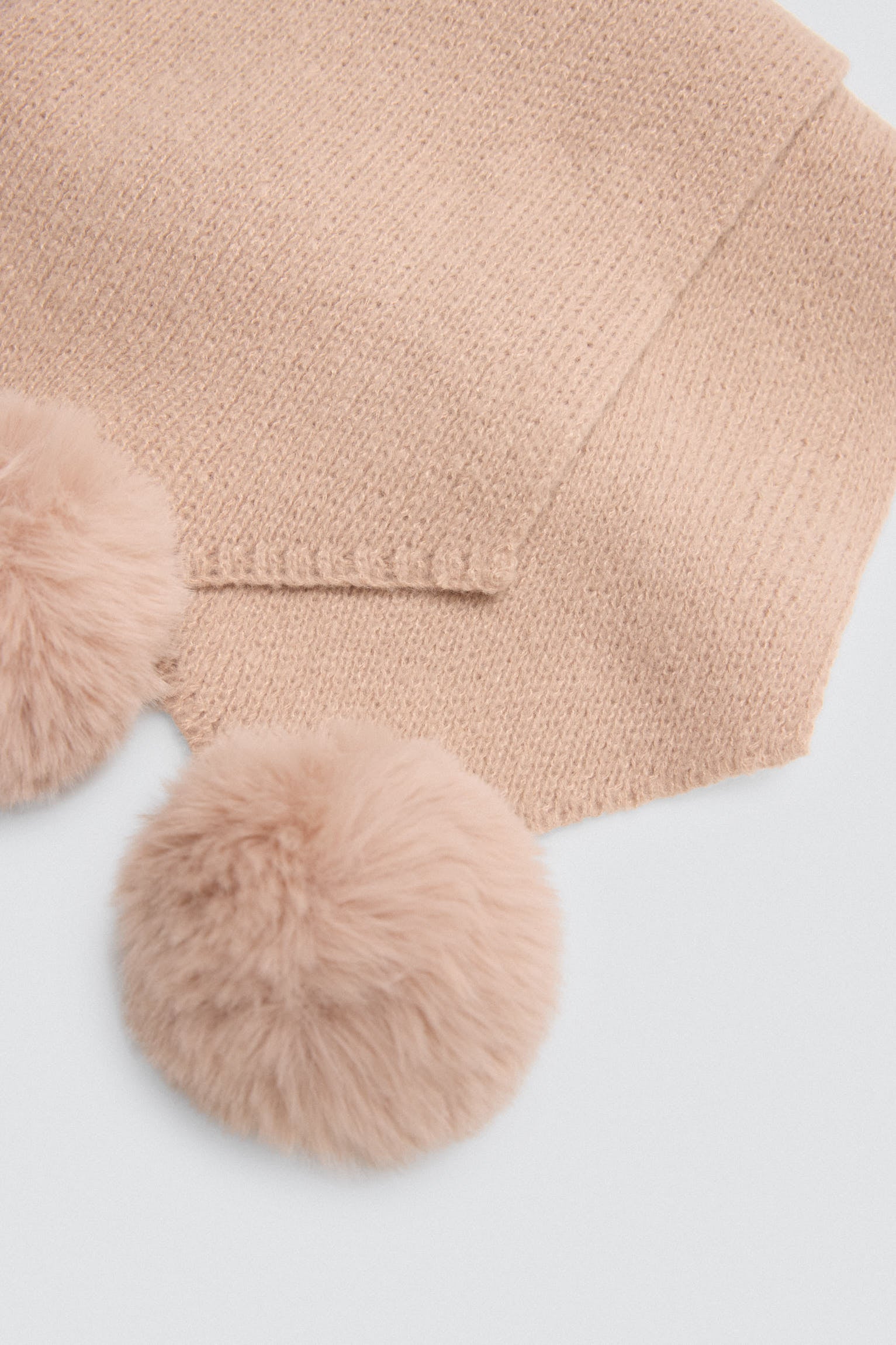 70691-4-bufanda-con-pompones-beige