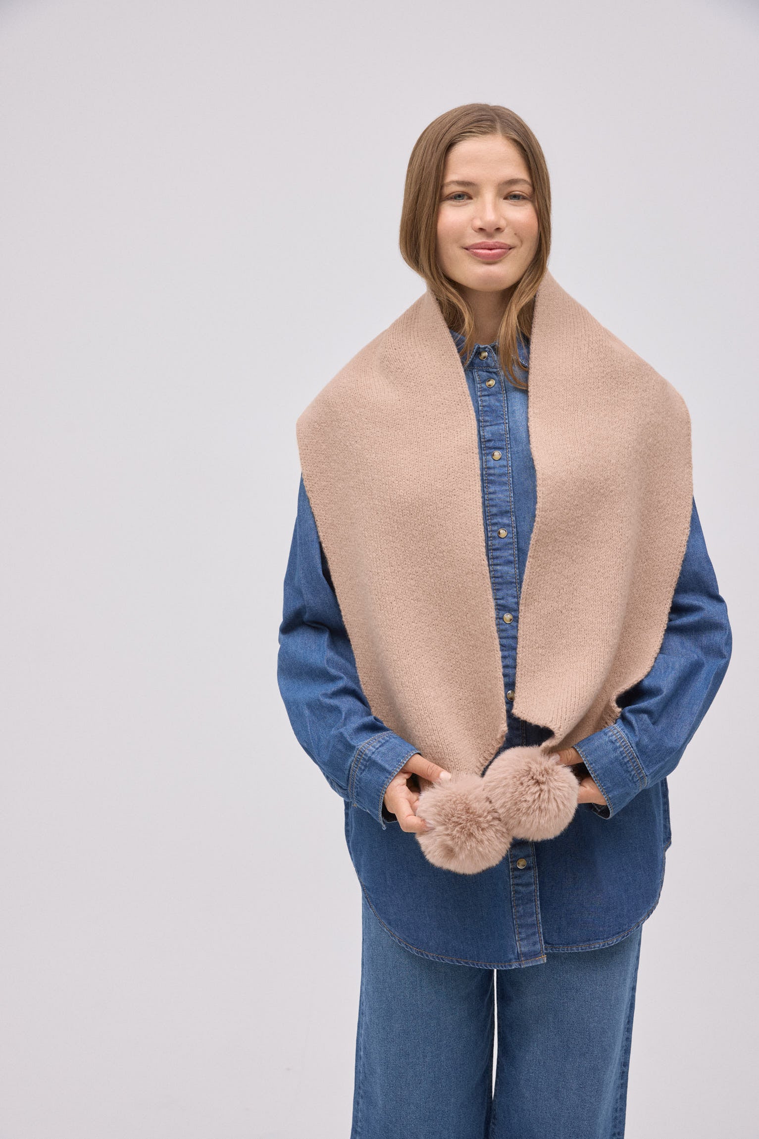 70691-5-bufanda-con-pompones-beige