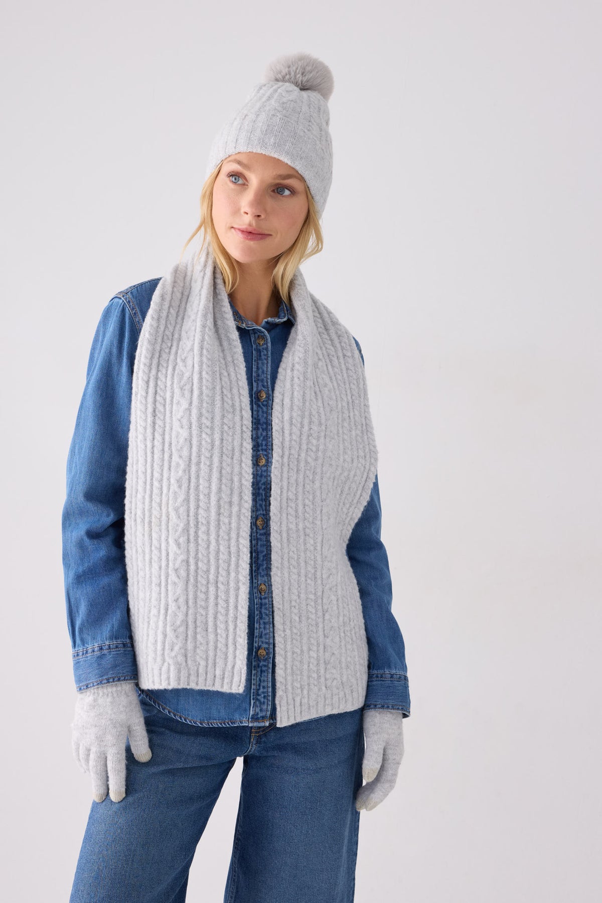 Gorro de punto para mujer detalle pompón forro polar gris