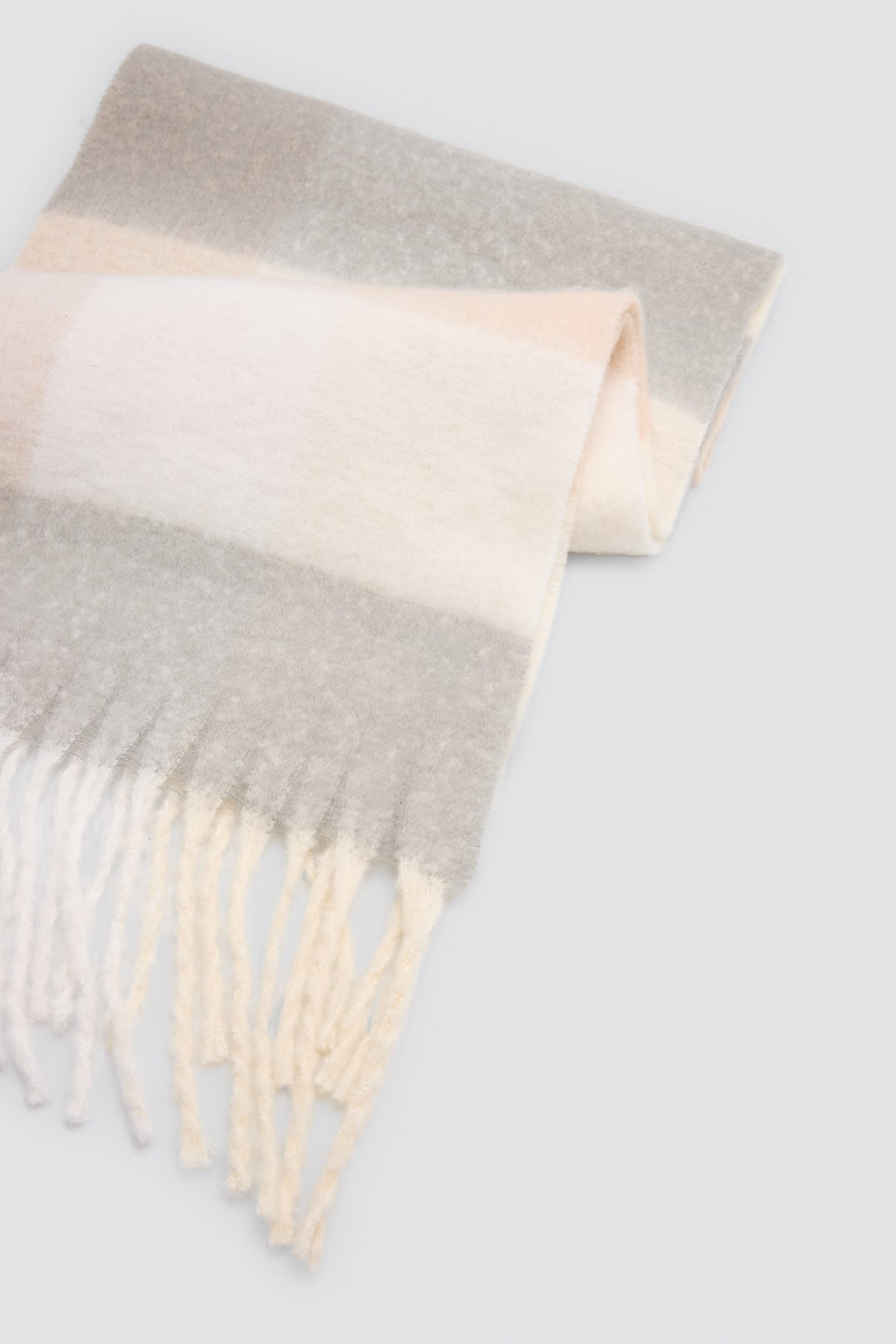 Bufanda de mujer detalles flecos estampado cuadros tonos pastel