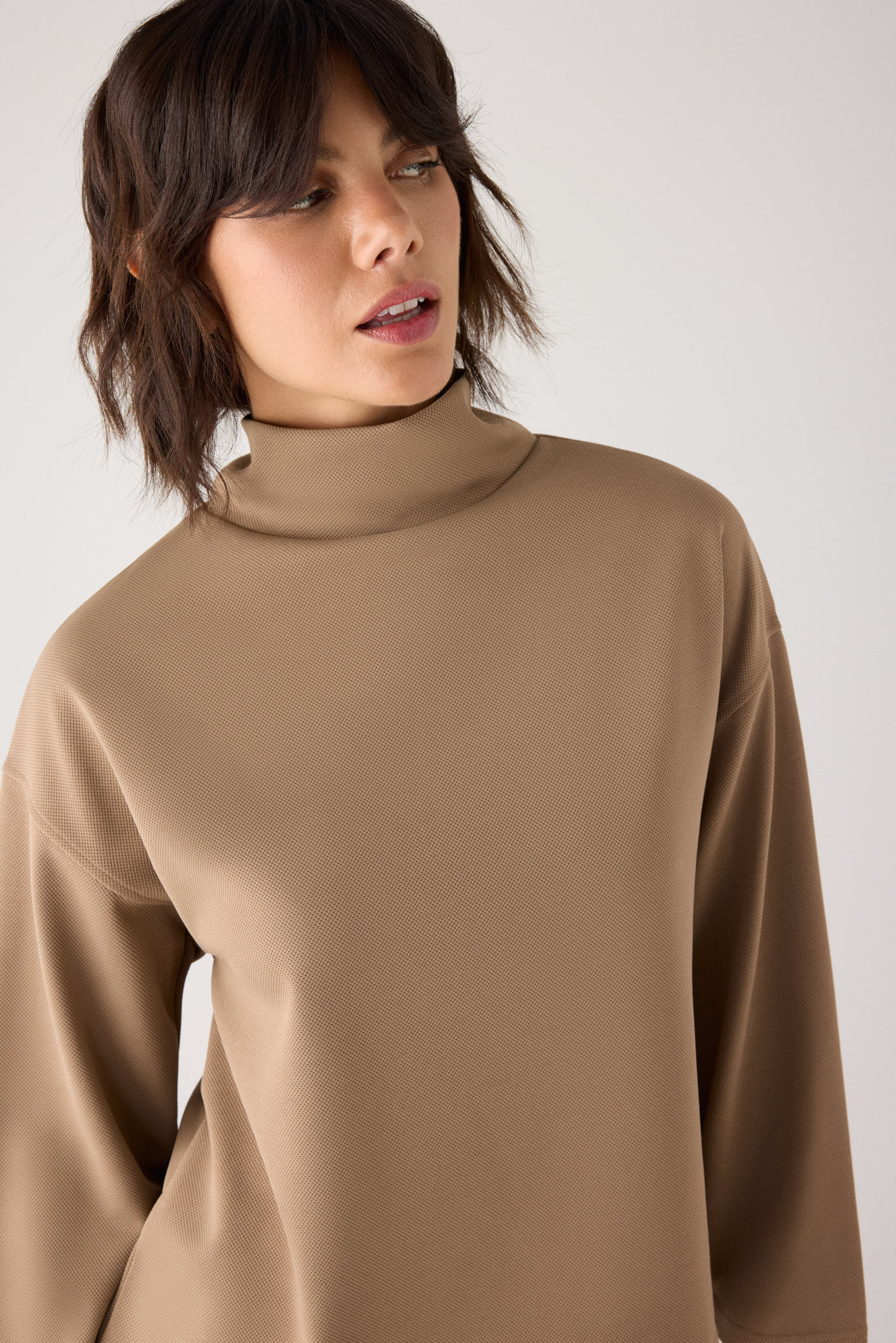 70749-khaki-medio-jersey-comodo-textura-pique-cuello-alto-camel