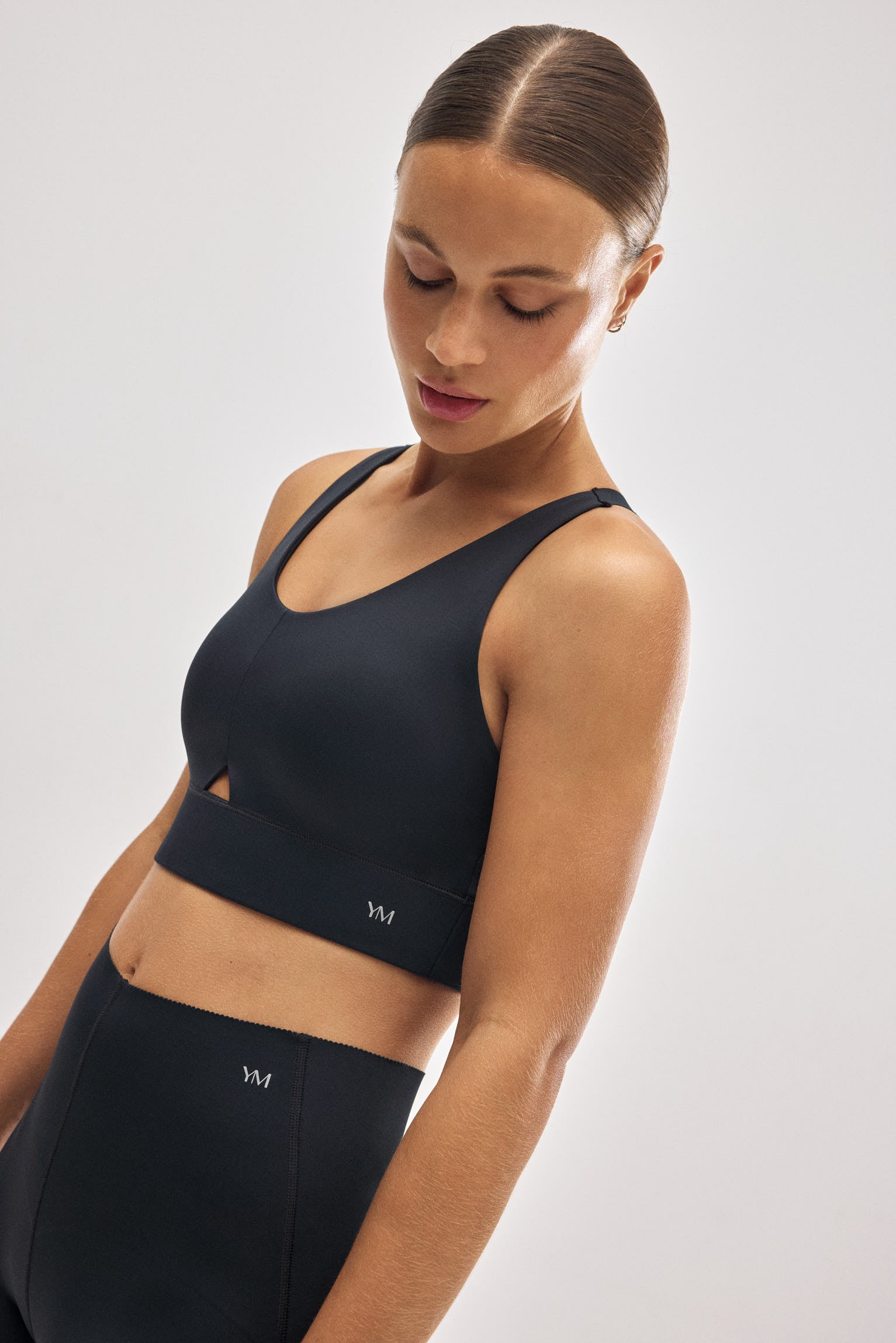 Sujetador deportivo compressive detalle abertura sujeción media negro - Ysabel Mora
