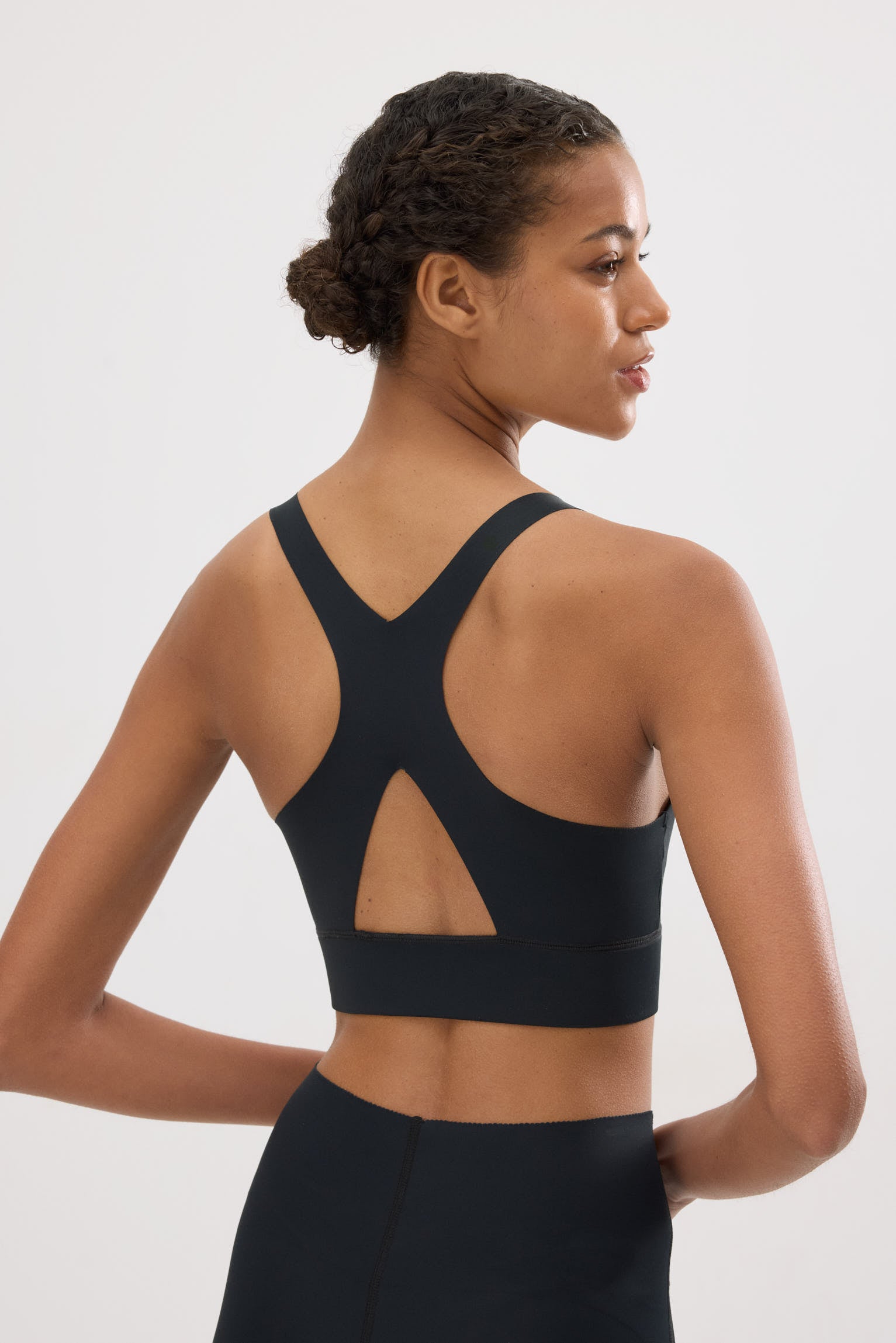 Sujetador deportivo compressive detalle abertura sujeción media negro - Ysabel Mora