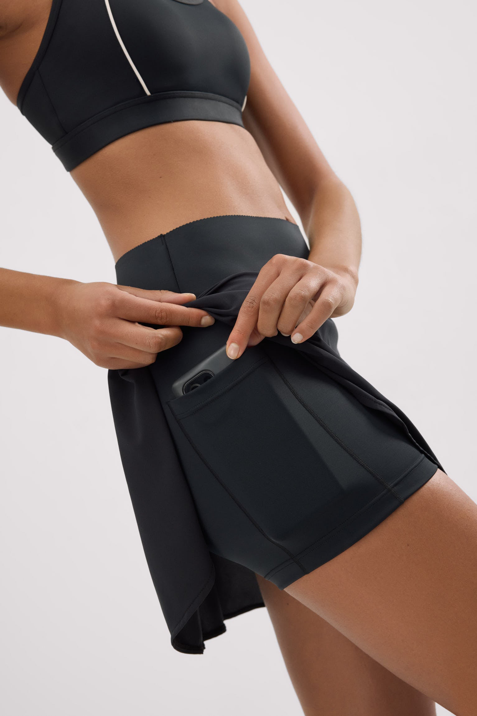 Falda deportiva Compressive con short y bolsillo interior negra - Ysabel Mora