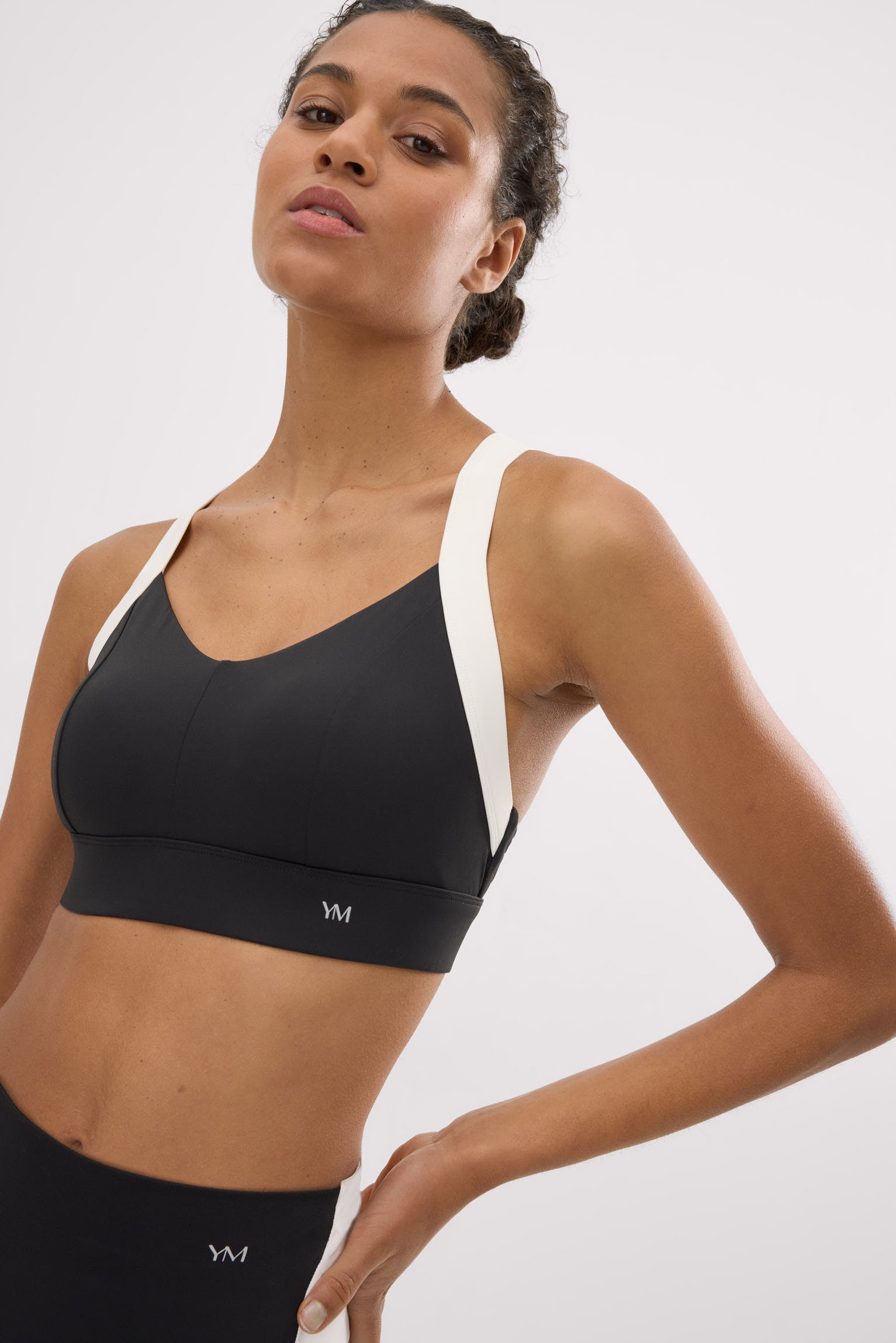 Sujetador deportivo contorno ajustable blanco y negro - Ysabel Mora
