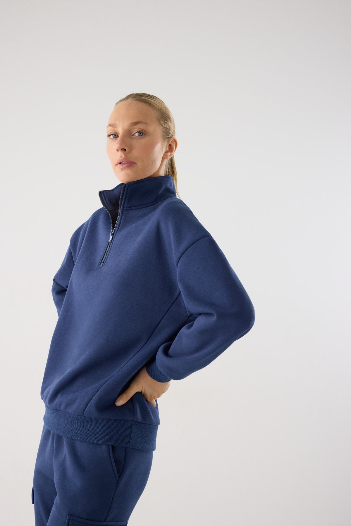 chándal deportivo mujer Slowloom en azul marino light blue detalle tejido acabado tejido cálido family match imagen 095