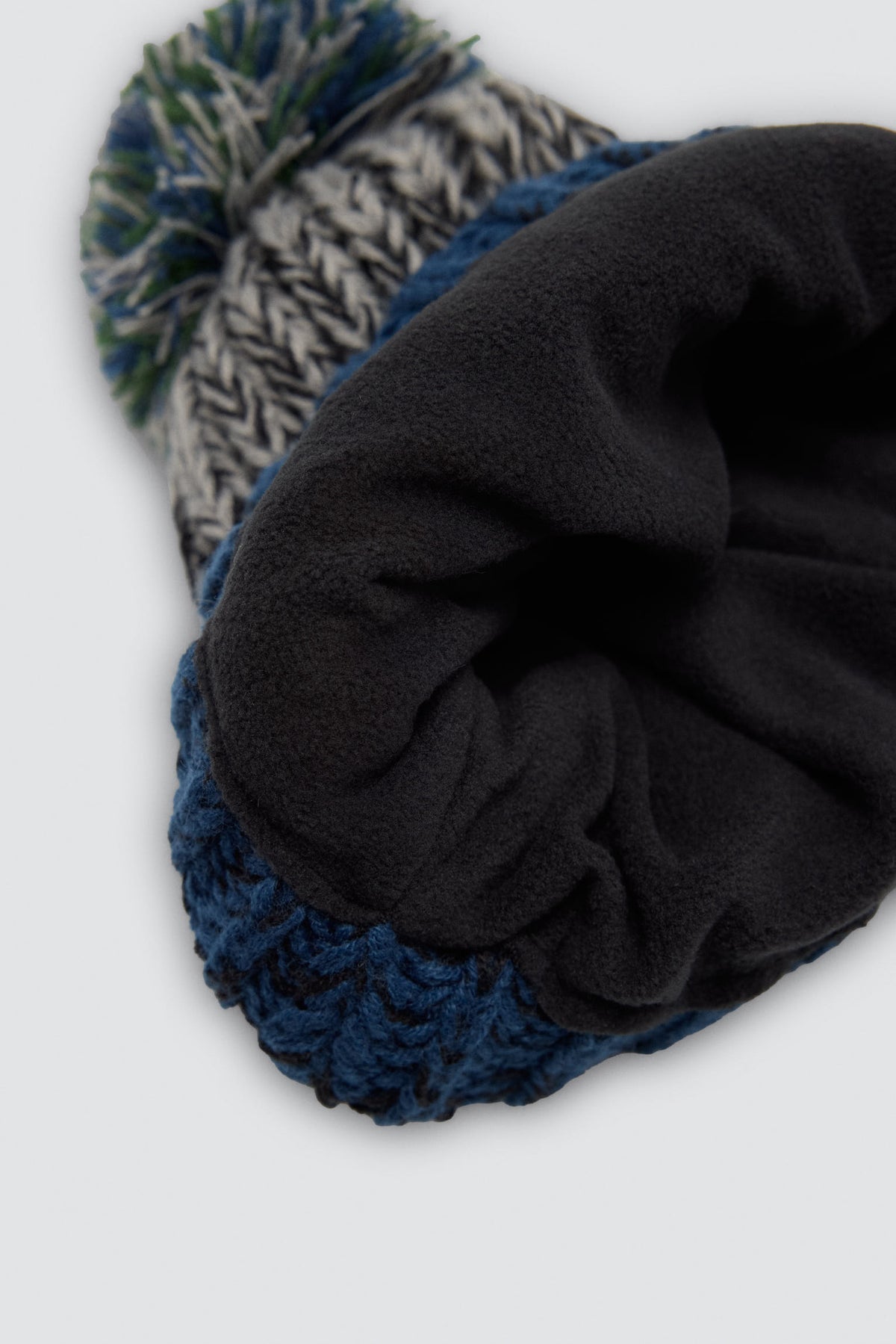 Gorro de punto para niño detalle pompón y forro polar multicolor