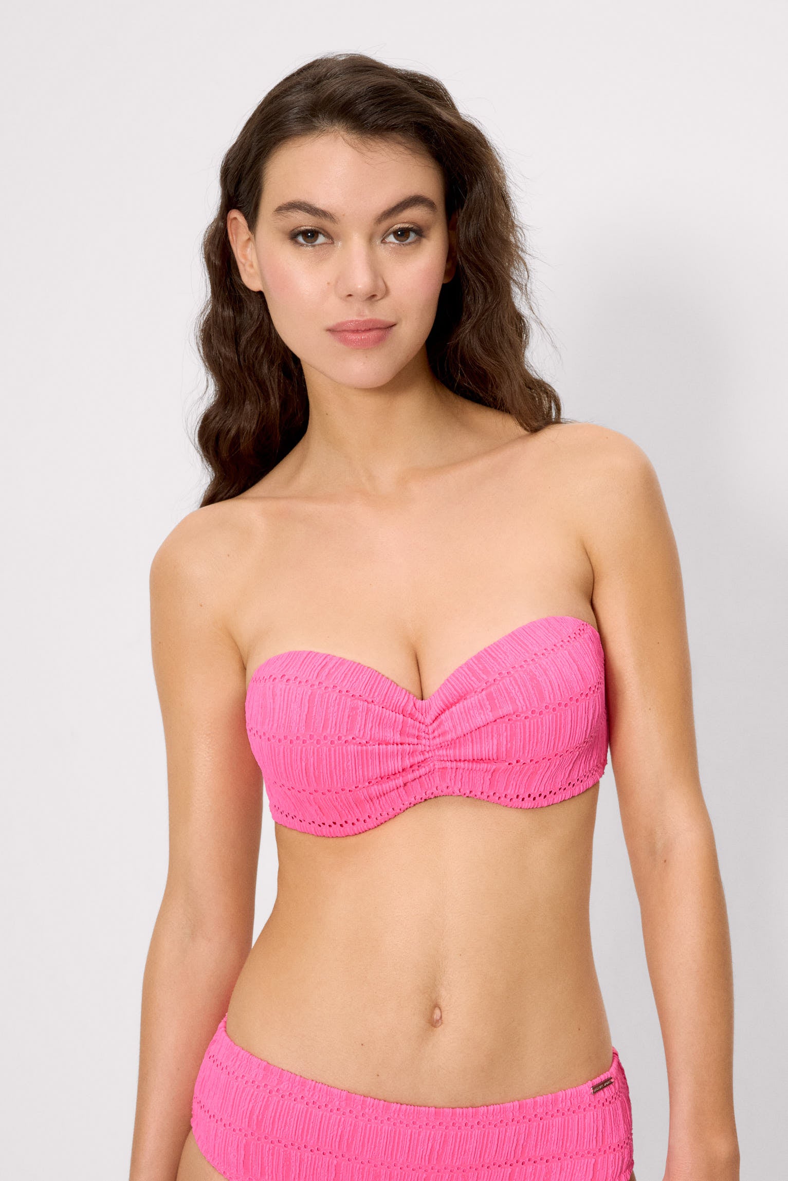 83214-neon-pink-top-bikini-mujer-push-up-textura-rosa-copa-c-mujer-ysabel-mora