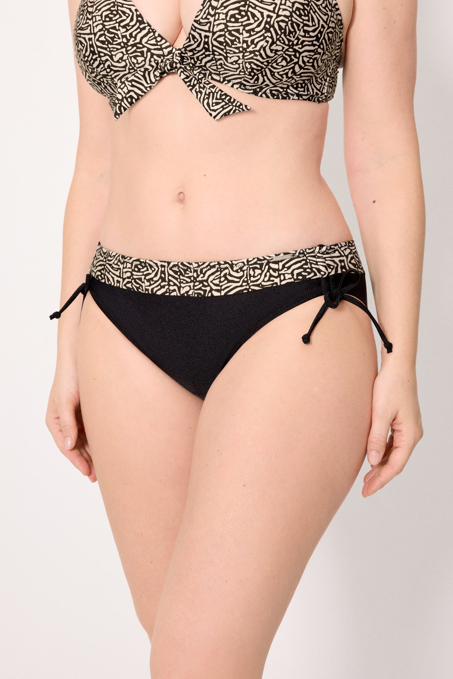 83276--braga-bikini-mujer-moldeadora-estampada-con-brillonegro--ysabel-mora
