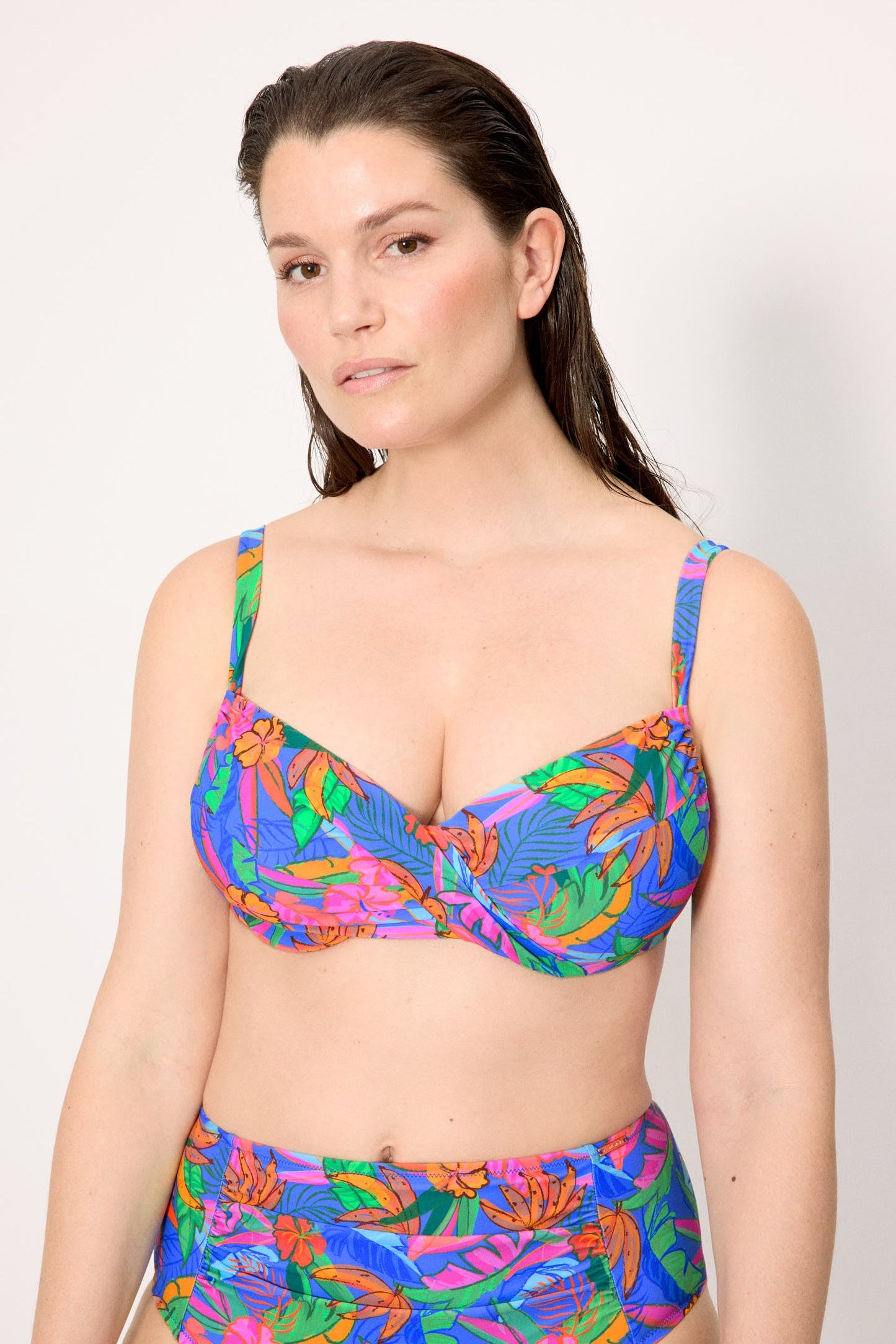 Tropical print minimizing bikini top with adjustable underwire, cups C and D