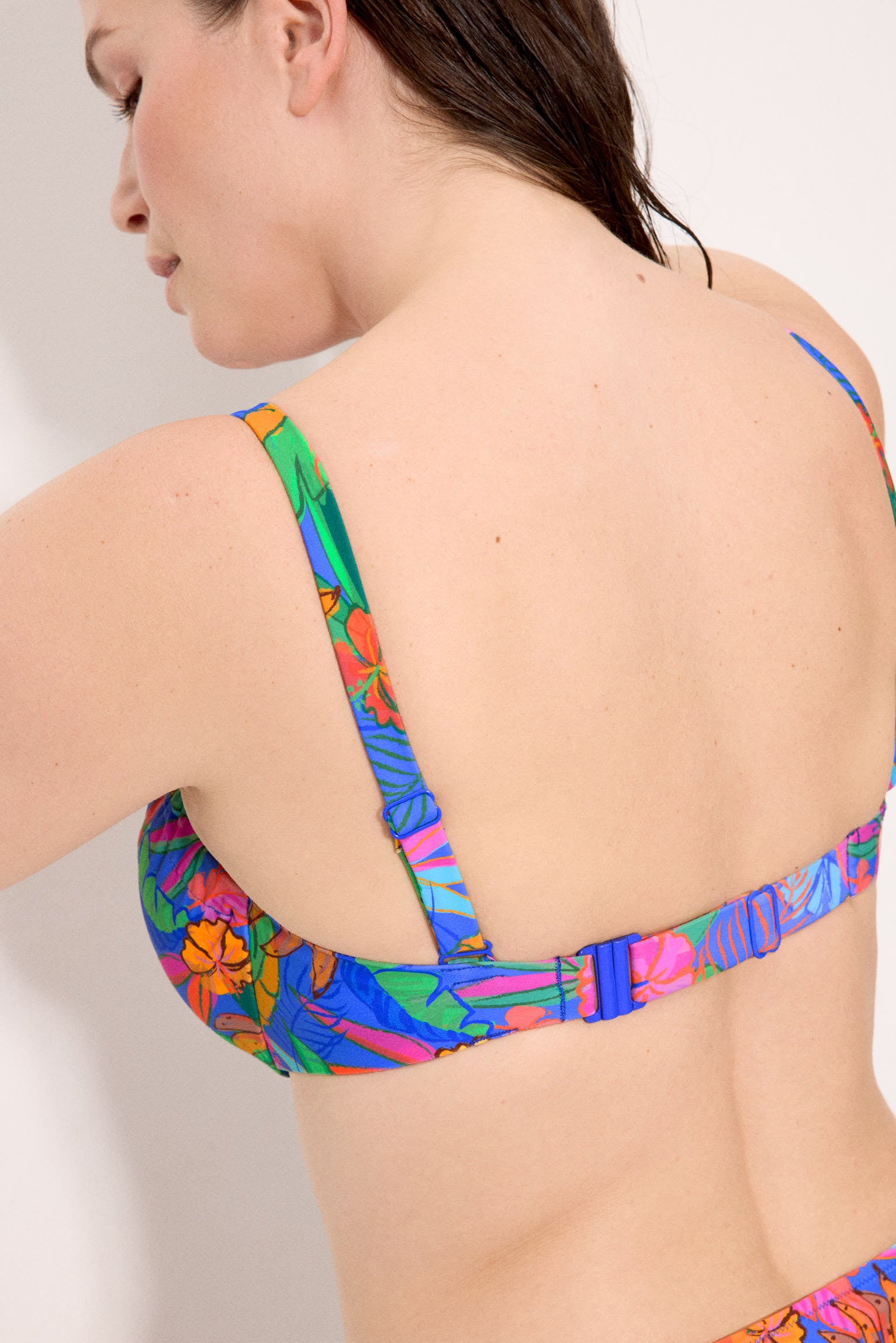 Tropical print minimizing bikini top with adjustable underwire, cups C and D