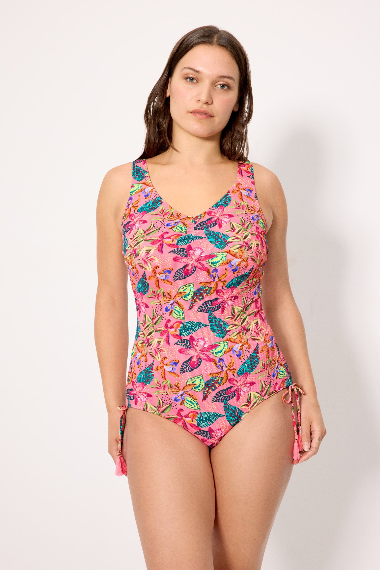 Shaping swimsuit with tropical print piqué, cup C