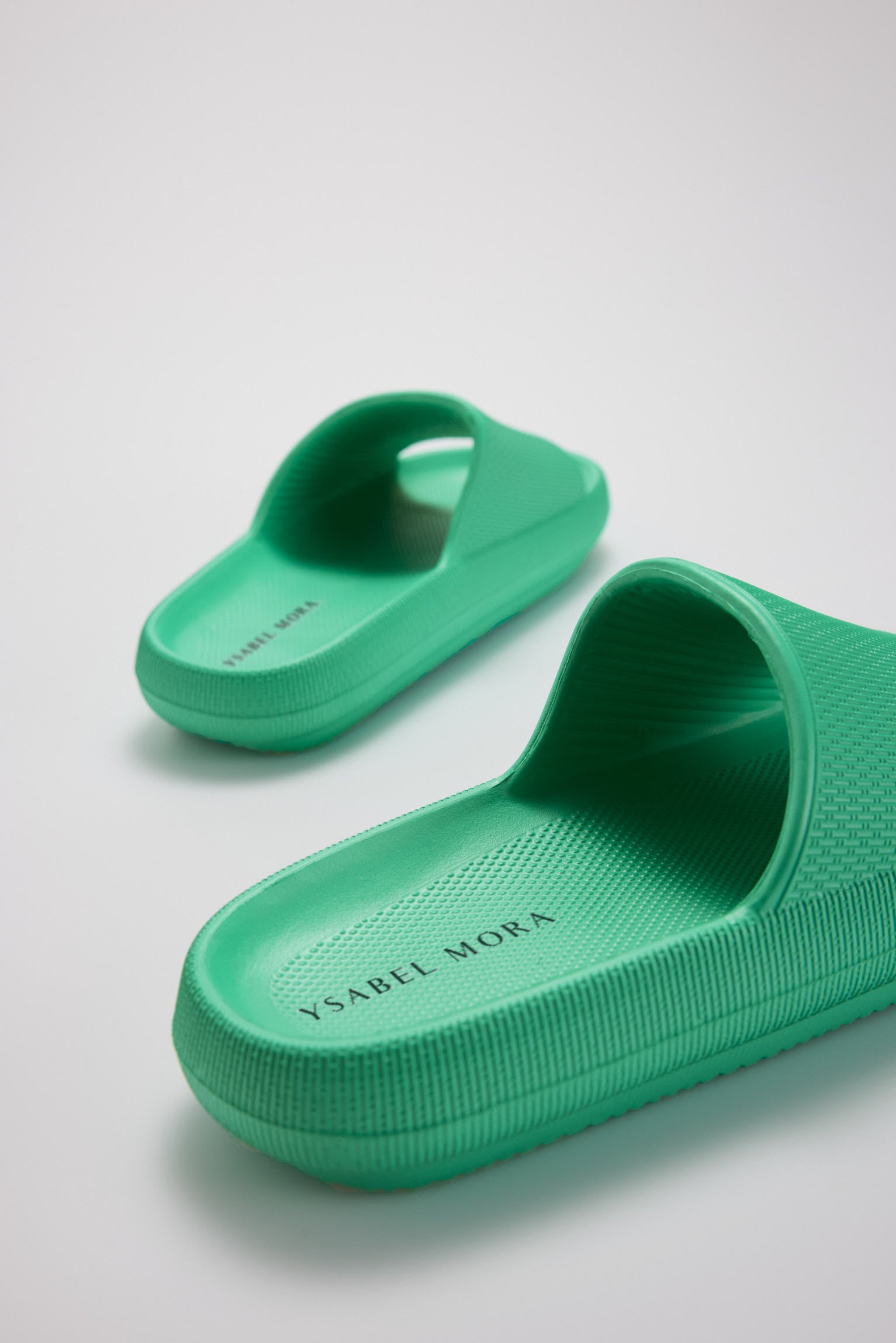 Extra comfort lightweight non-slip beach flip flops green
