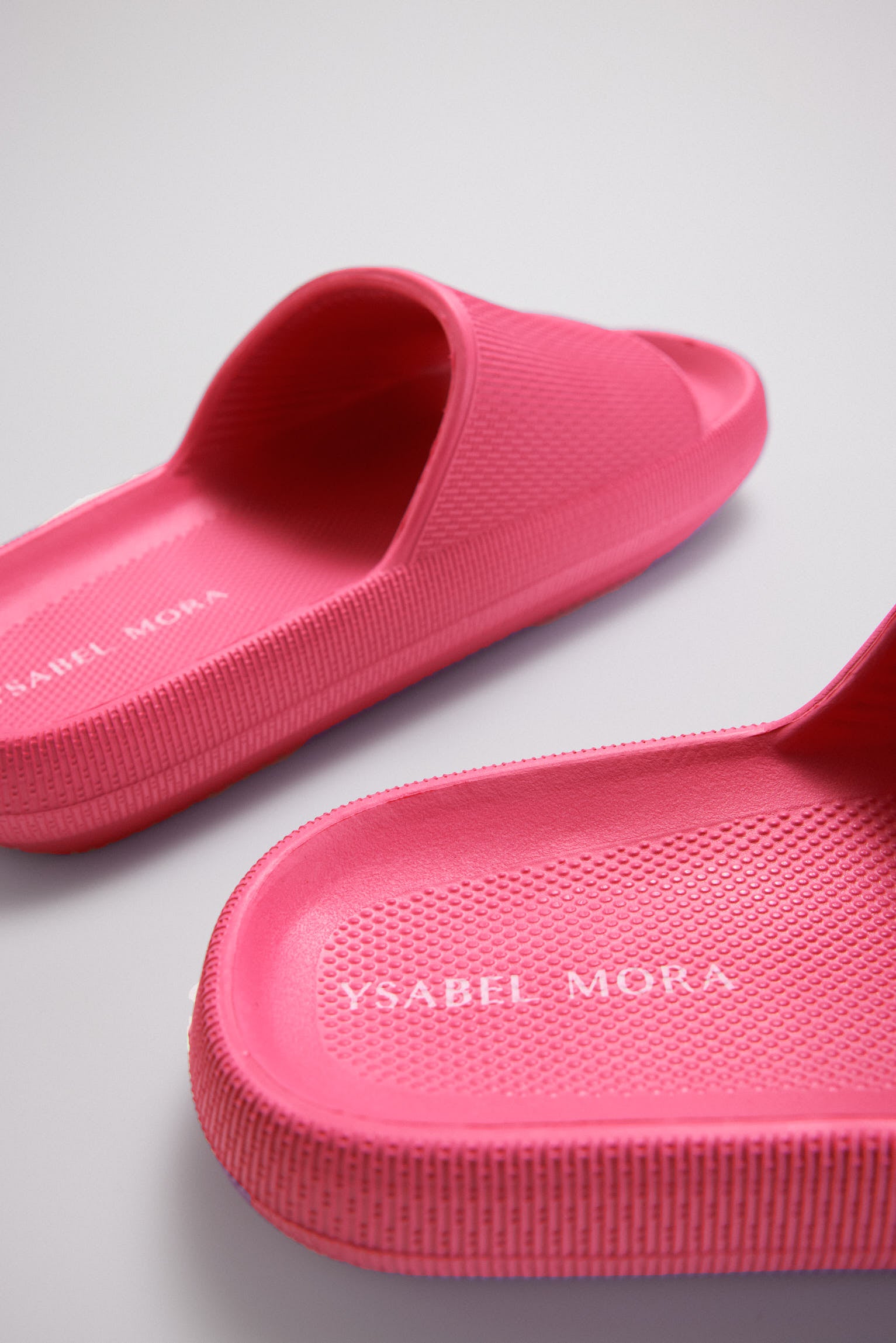 Lightweight extra comfort fuchsia non-slip beach flip flops