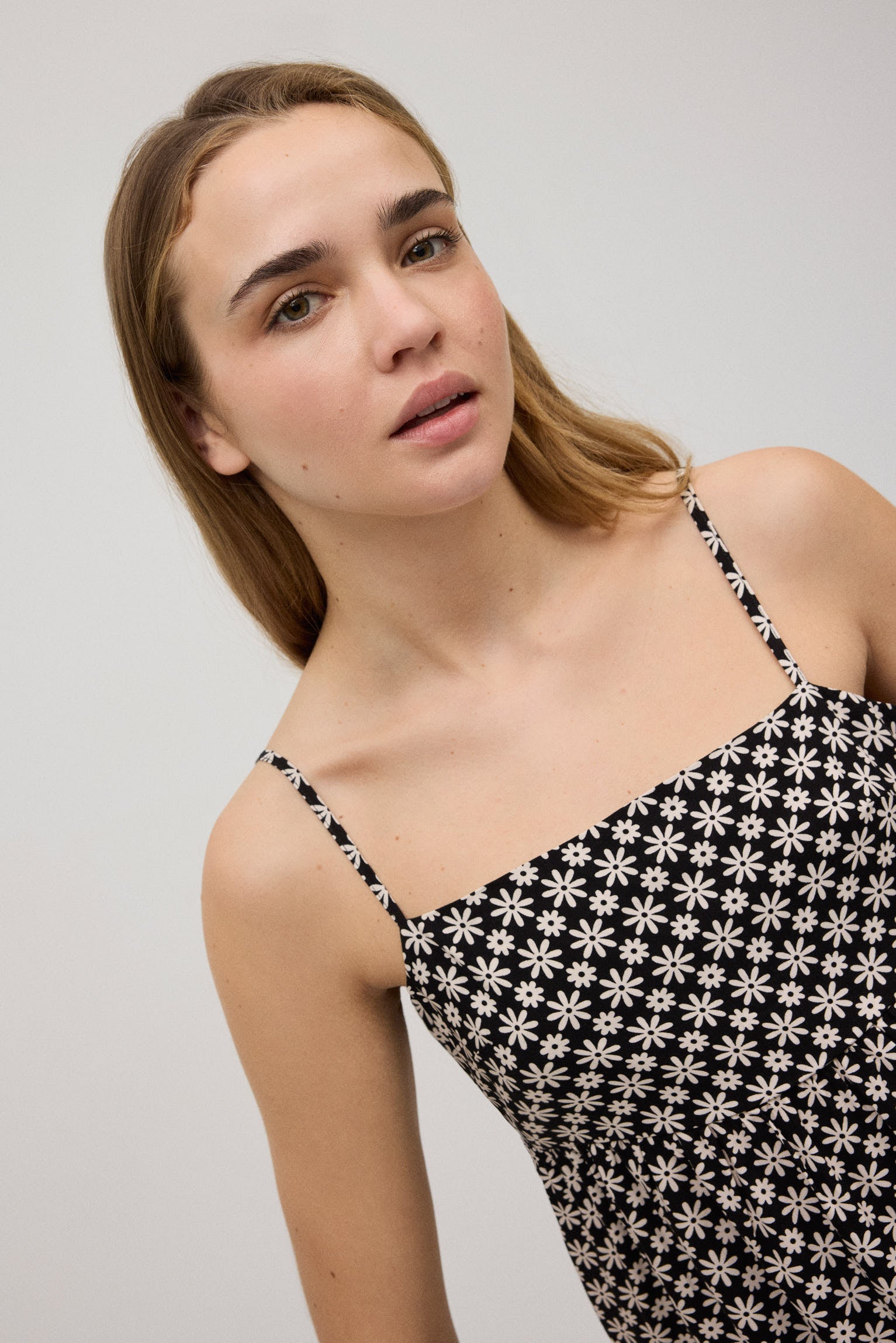 Short dress with adjustable straps, black and white flower print