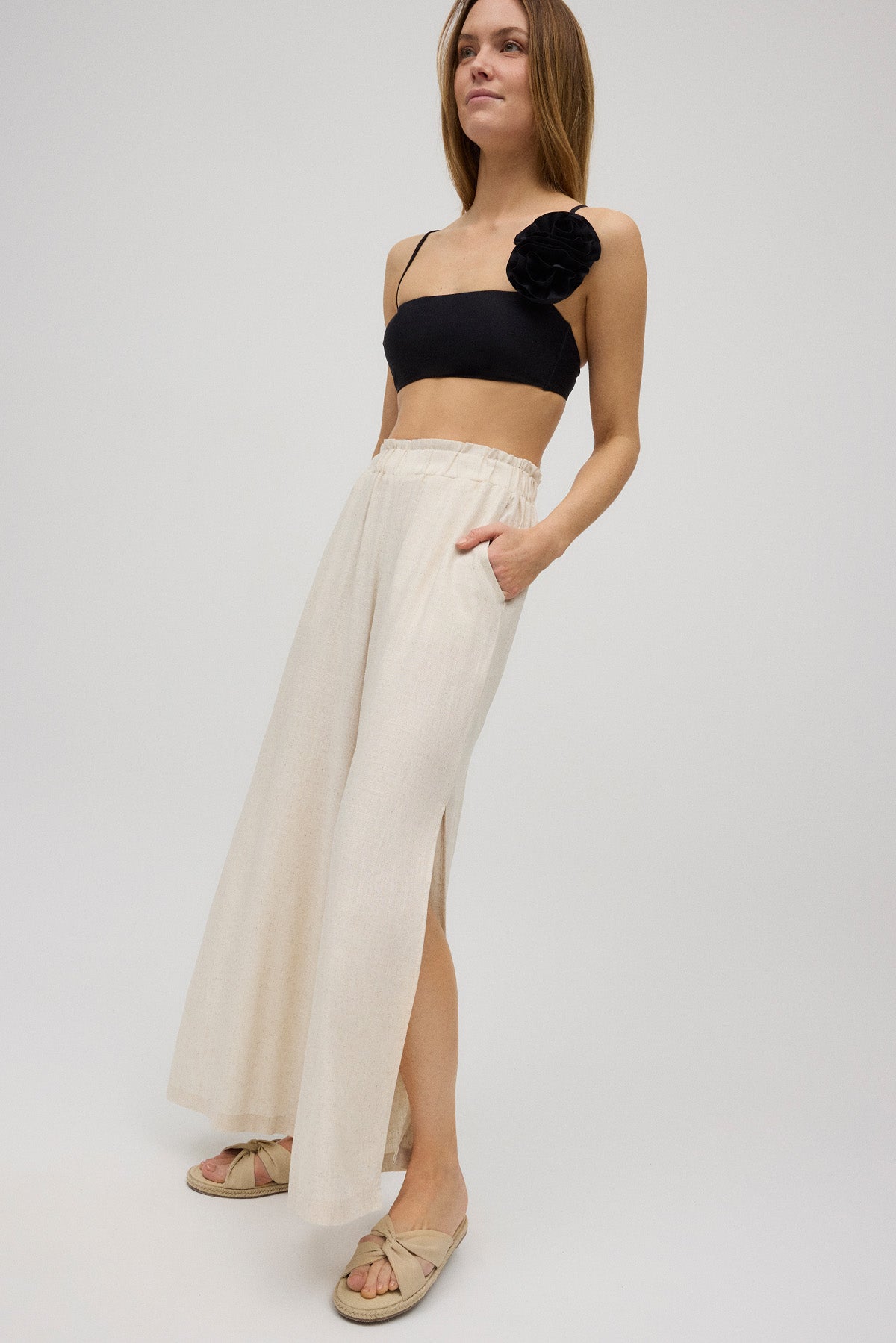 Wide opening trousers with linen