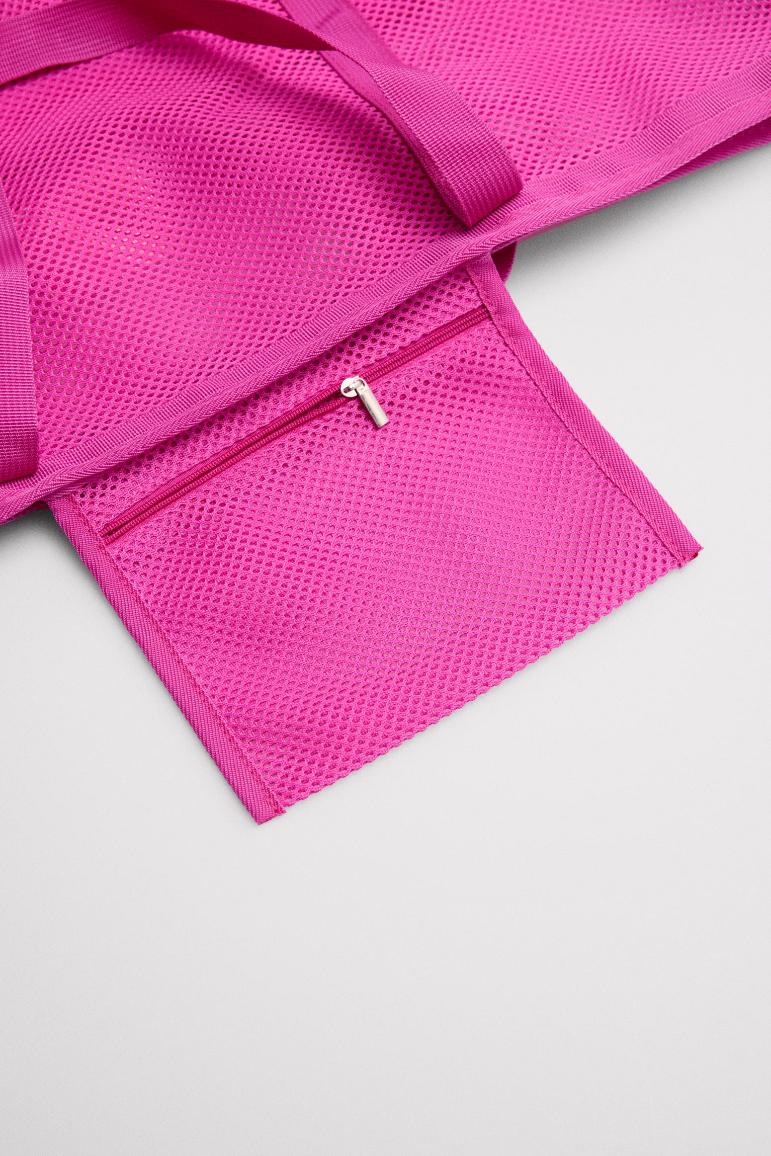 86292-electric-pink-bolsa-de-playa-calada-rosa-ysabel-mora