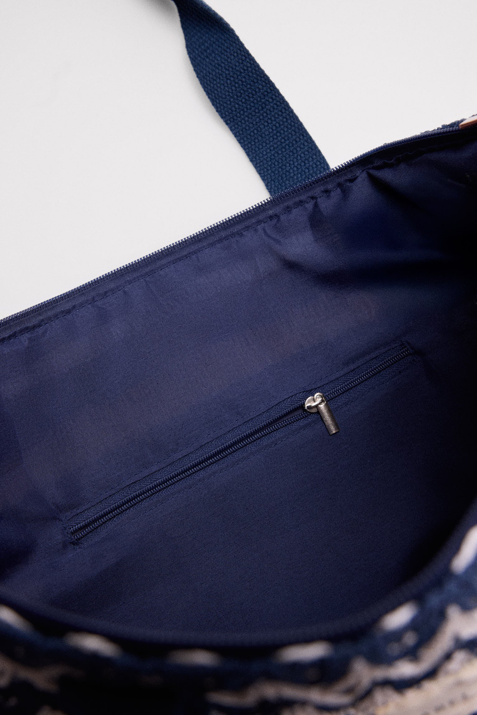 86294-bolso-de-playa-con-textura-blanco-y-marino-ysabel-mora