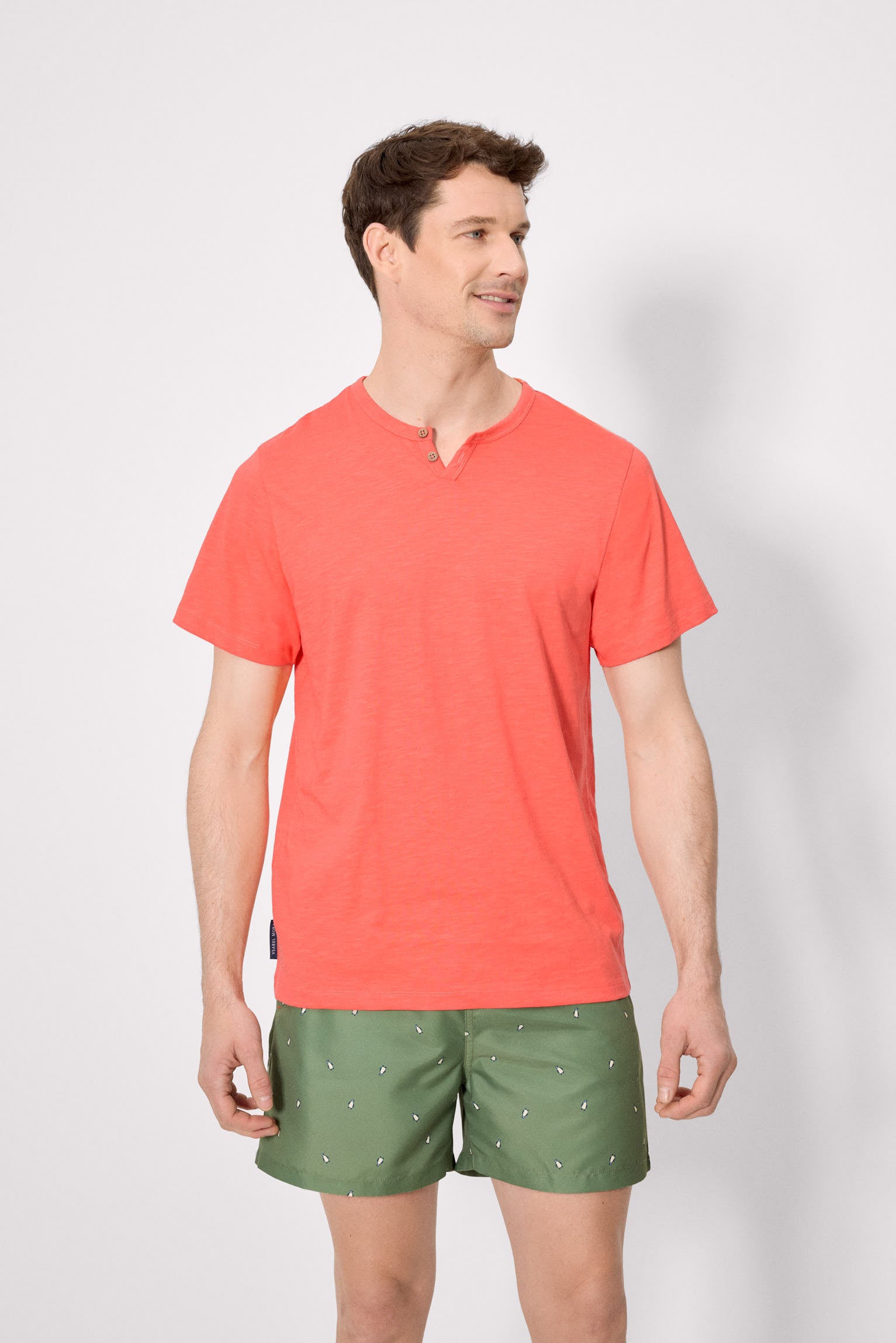 basic short-sleeved t-shirt with coral hen collar