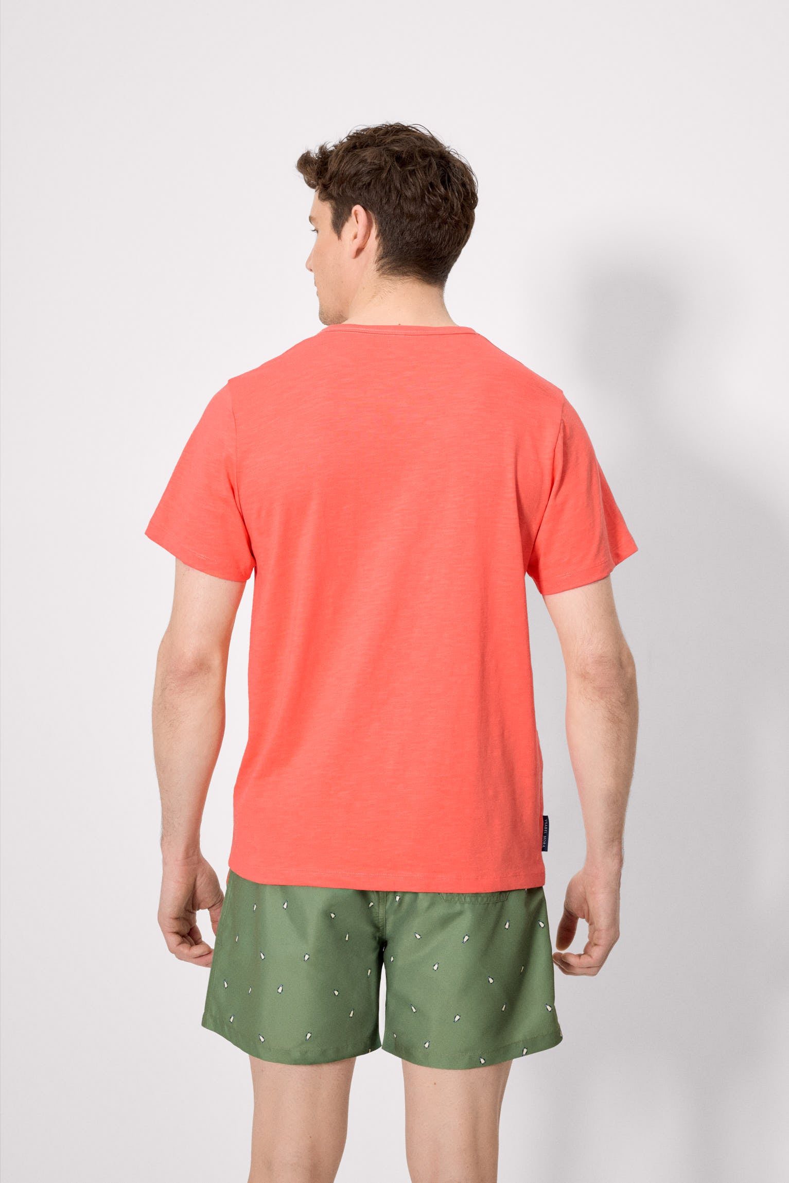basic short-sleeved t-shirt with coral hen collar