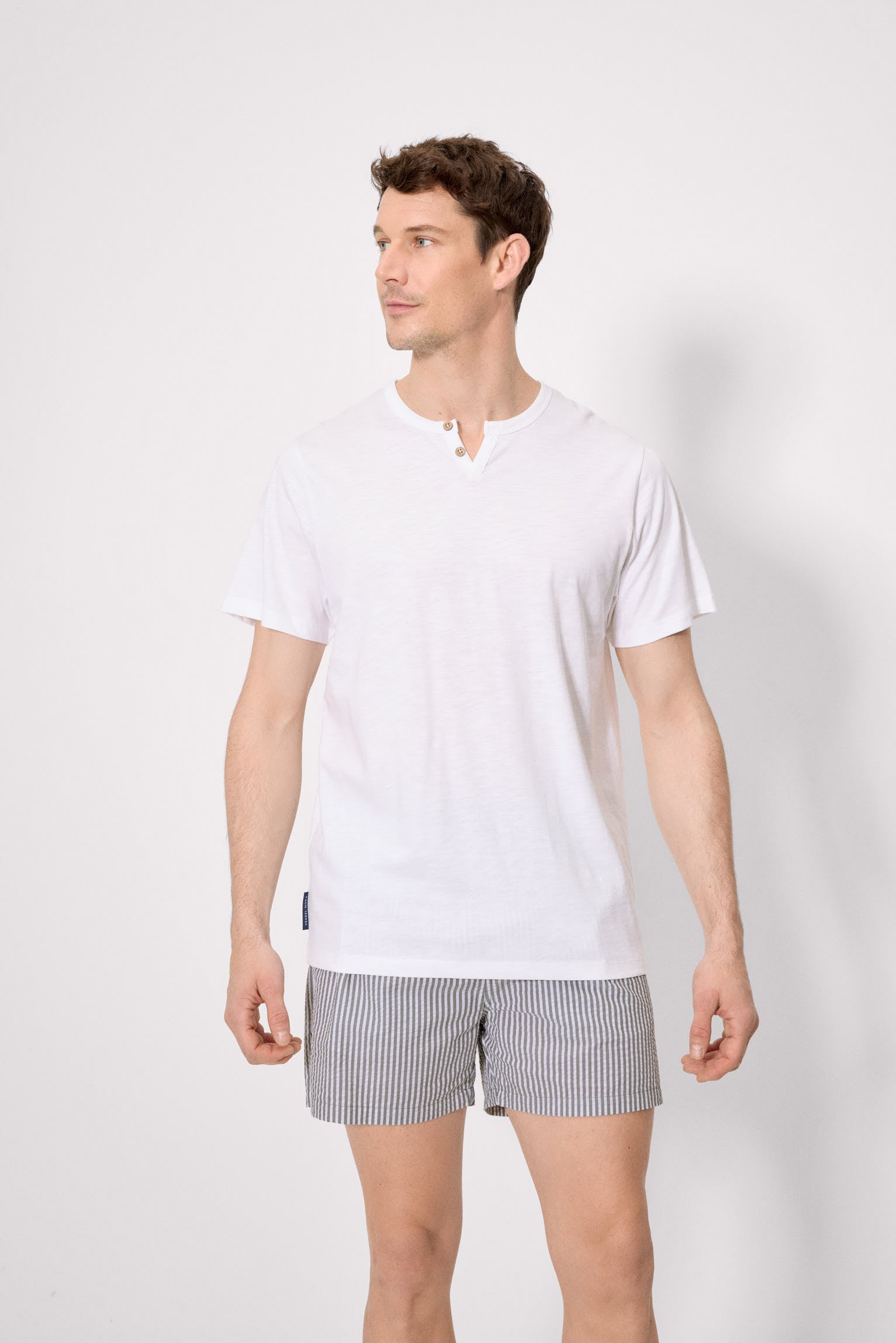 basic short-sleeved t-shirt with hen collar, white