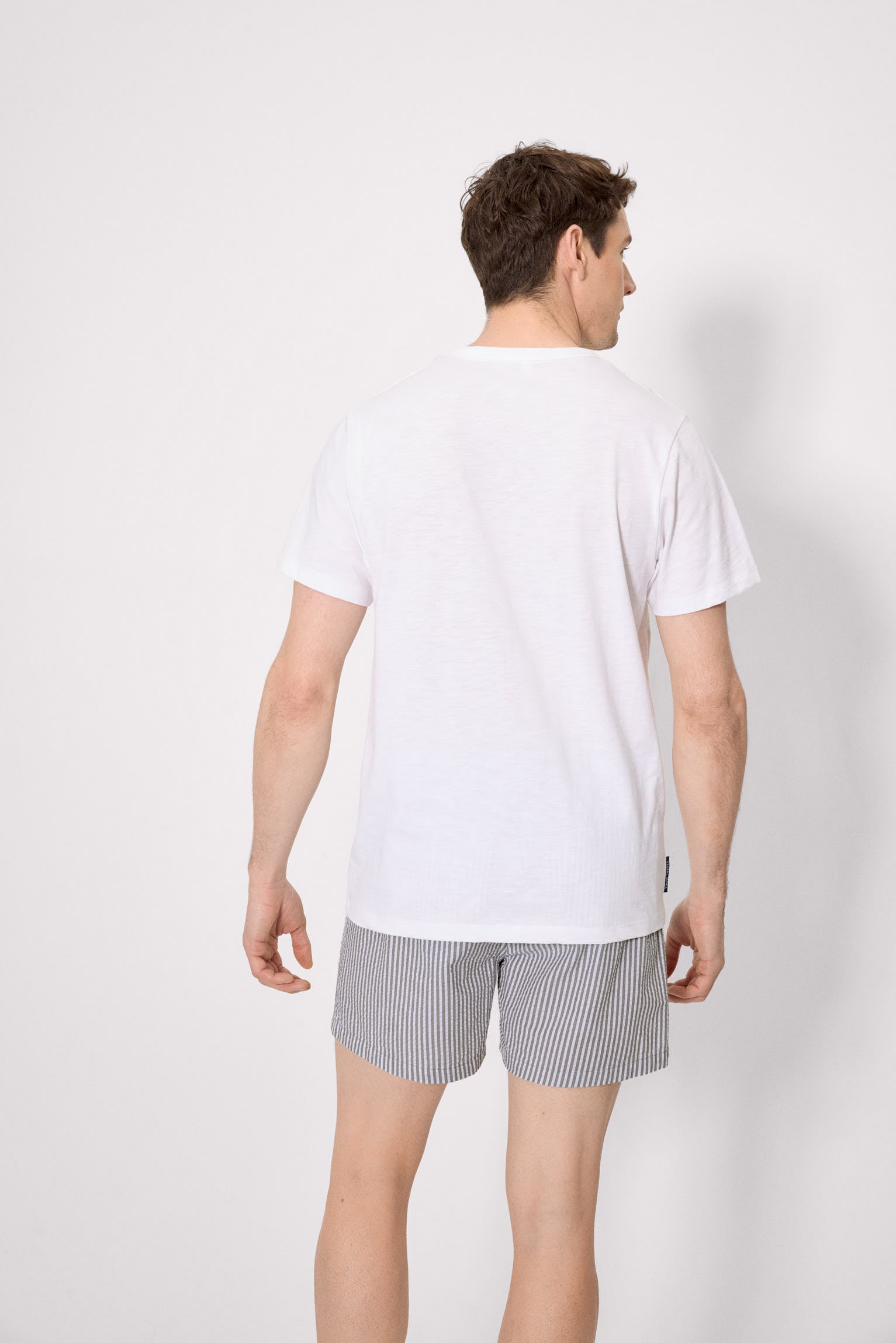 basic short-sleeved t-shirt with hen collar, white