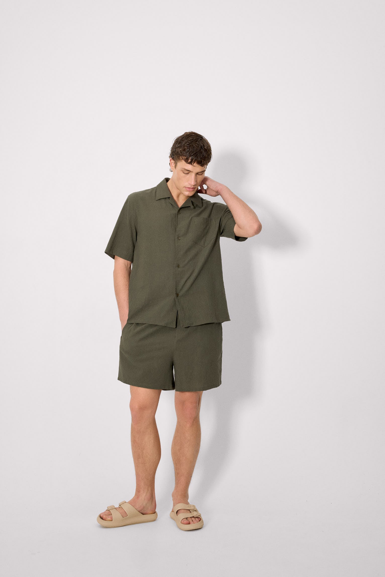 Camisa manga corta abotonada efecto lino verde botella - Ysabel Mora