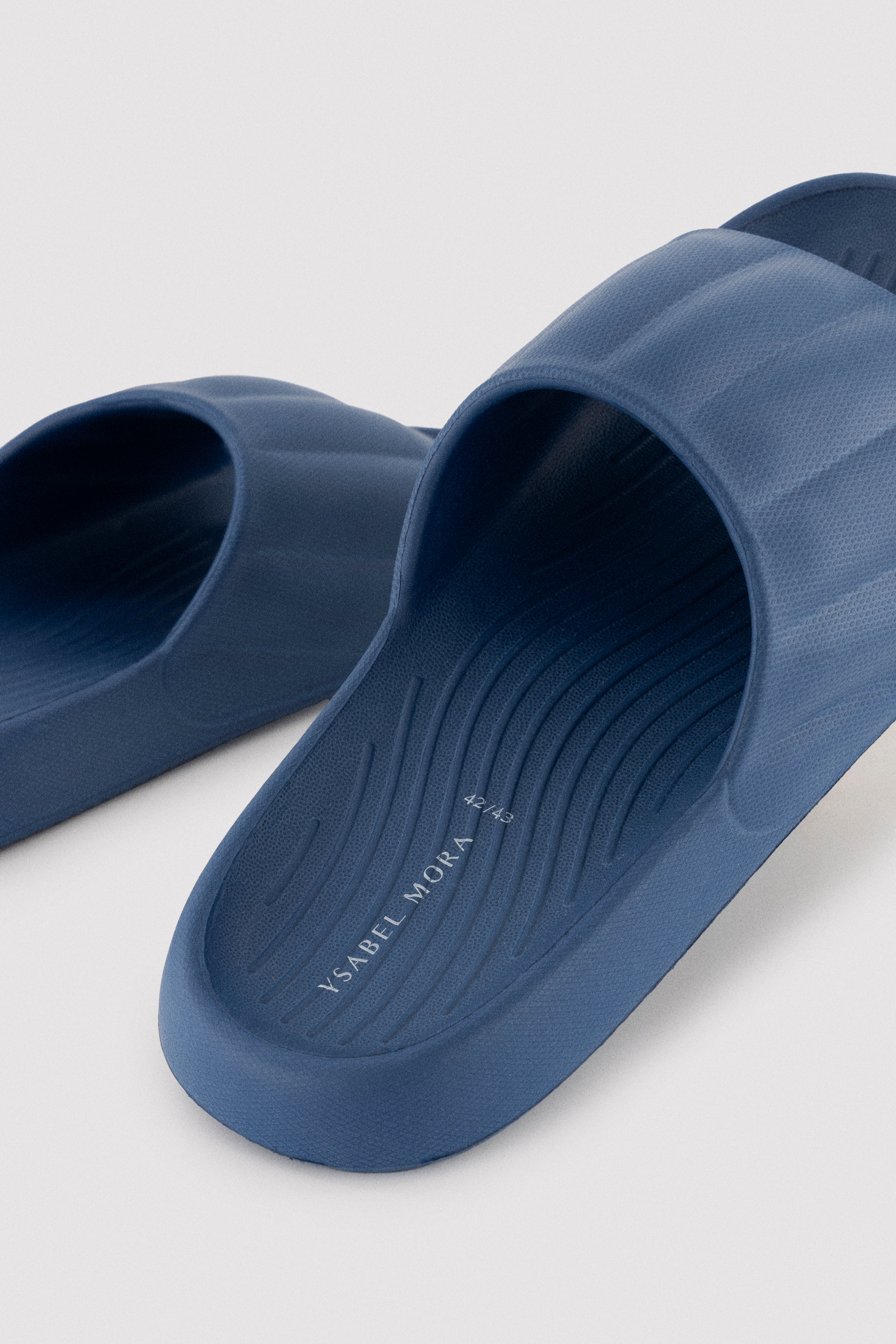 Men's lightweight blue flip-flops