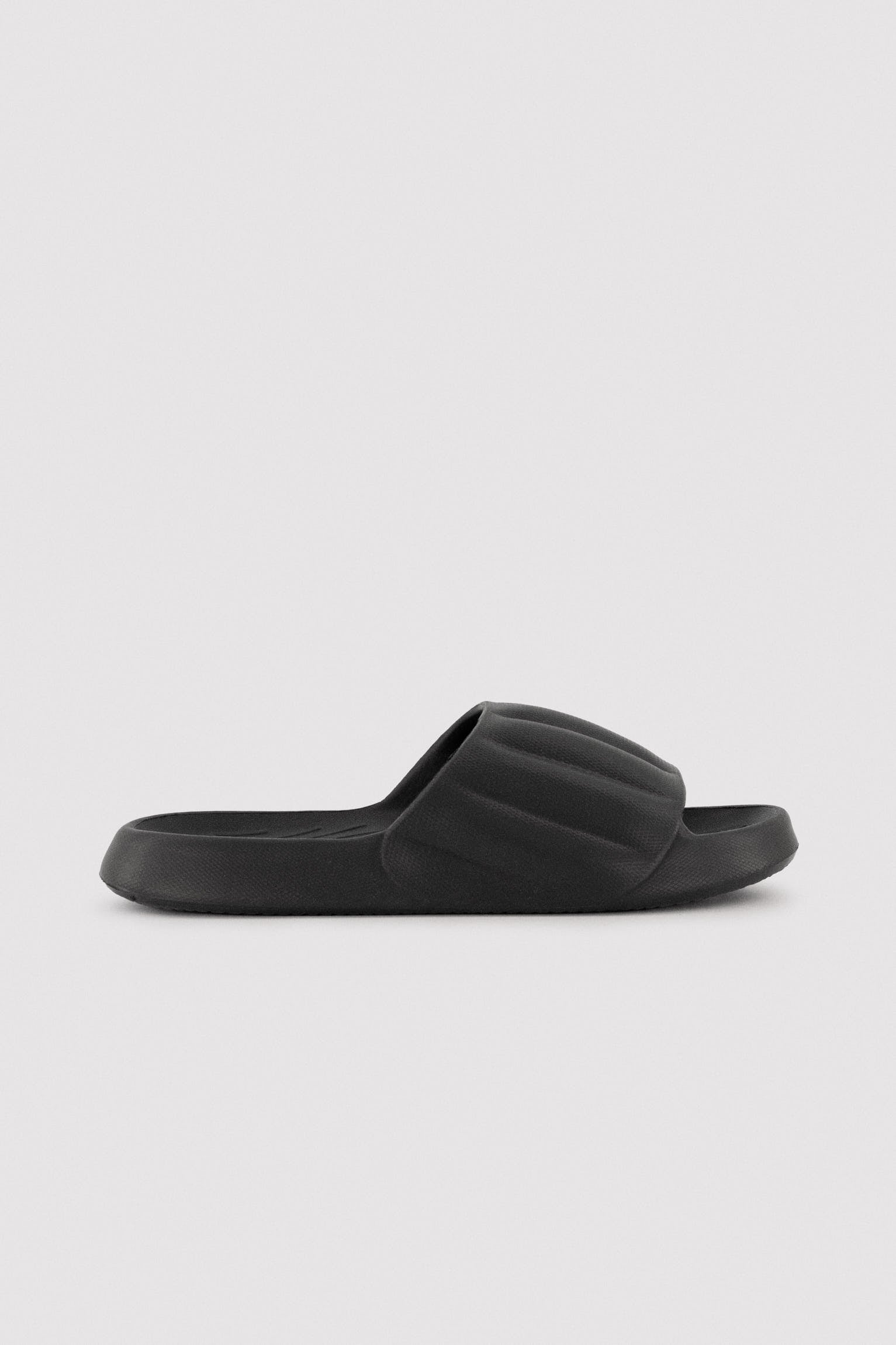 Men's lightweight black flip-flops