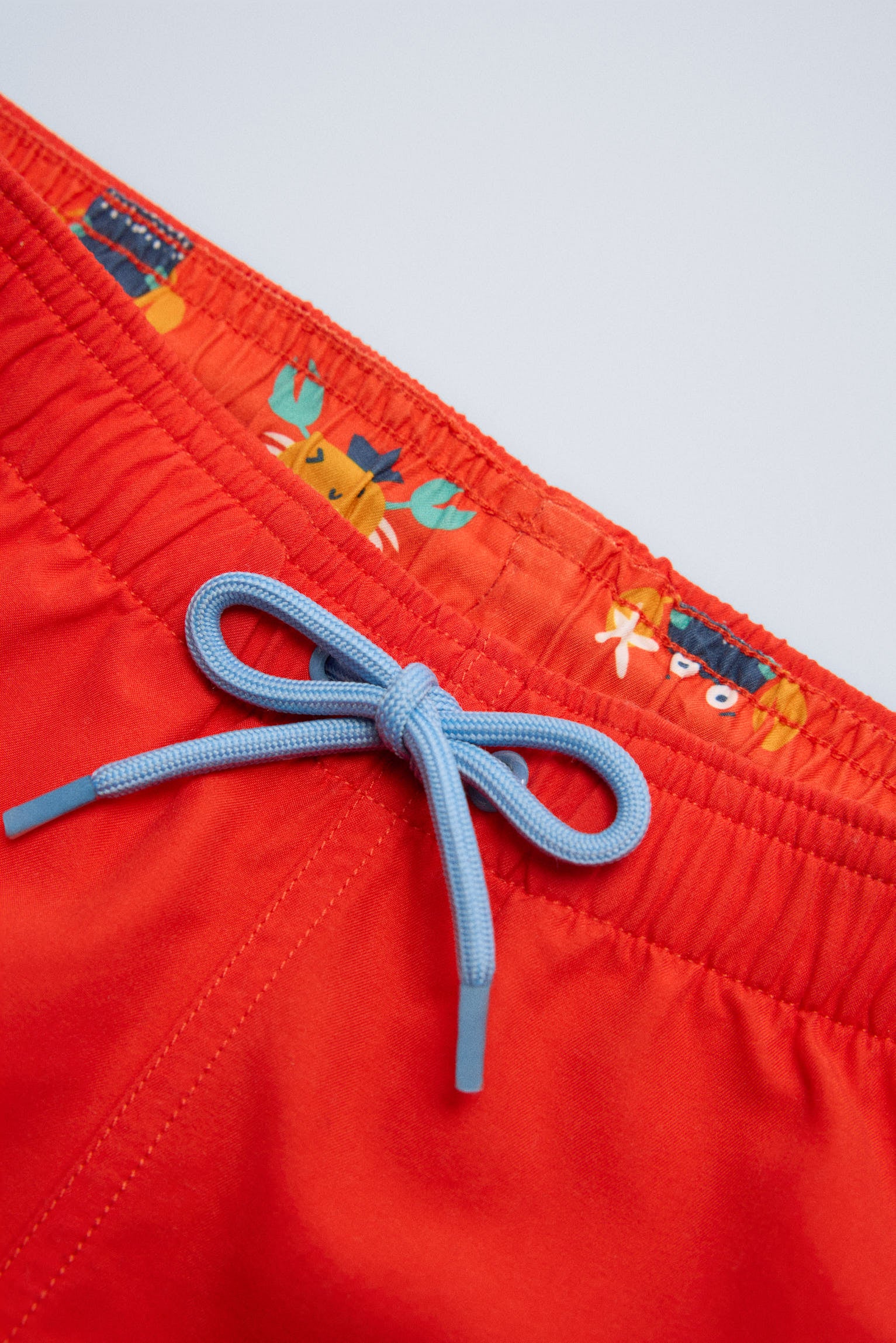 Bañador niño corto forro contraste rojo - Ysabel Mora