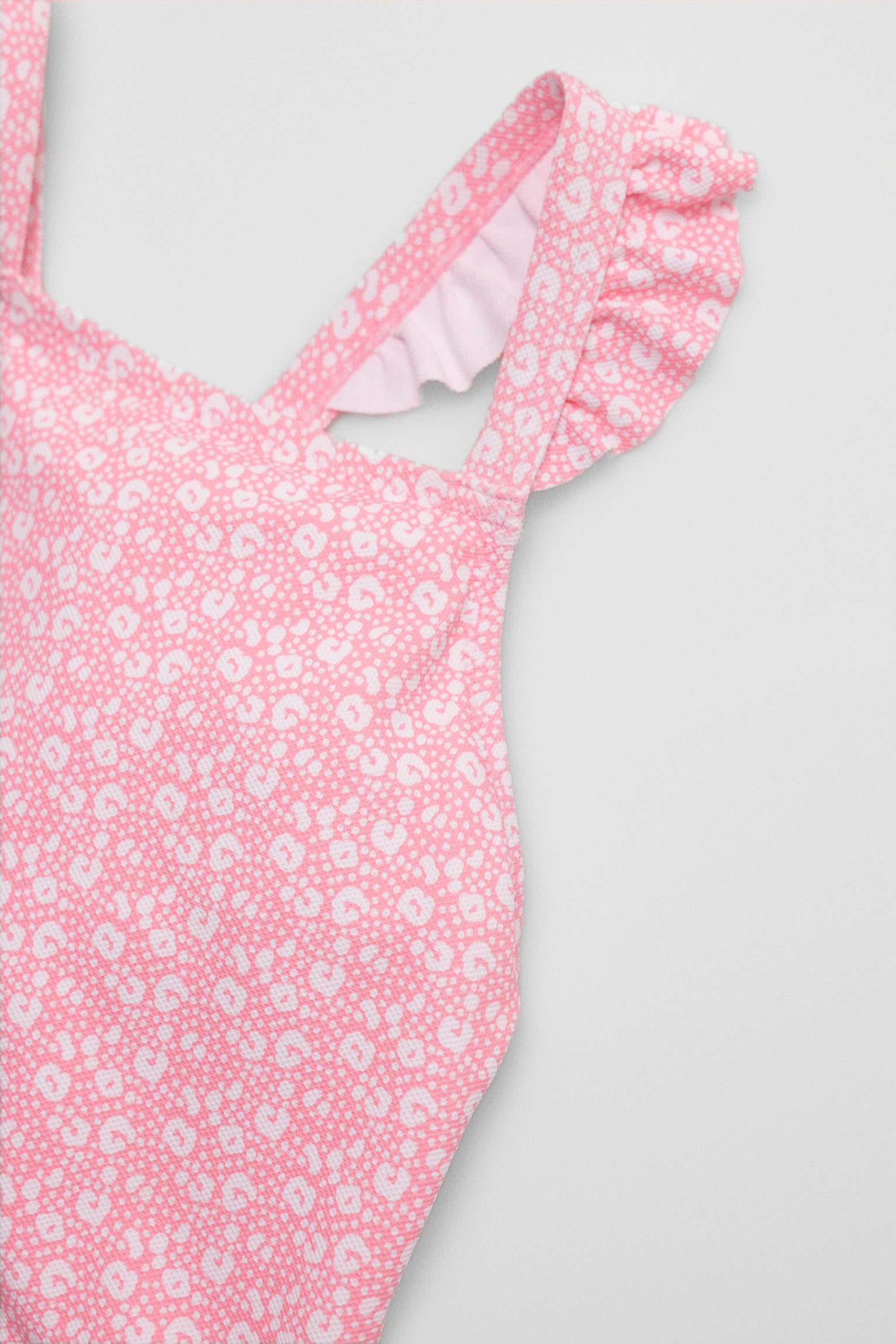 Girls' swimsuit with ruffle details and crossed straps, pink leopard print