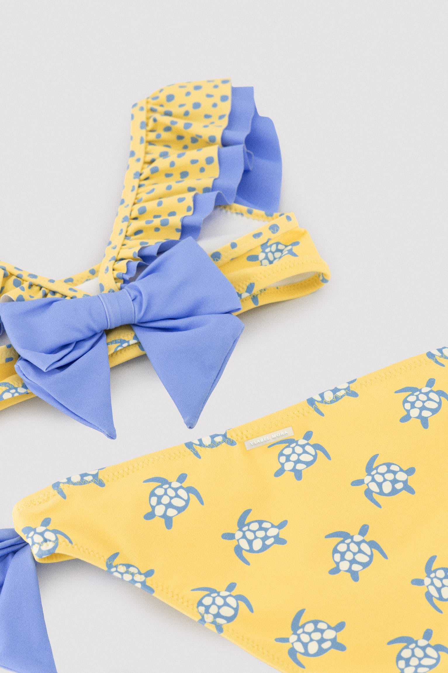 Bikini niña detalle volante y lazos estampado tortugas - Ysabel Mora