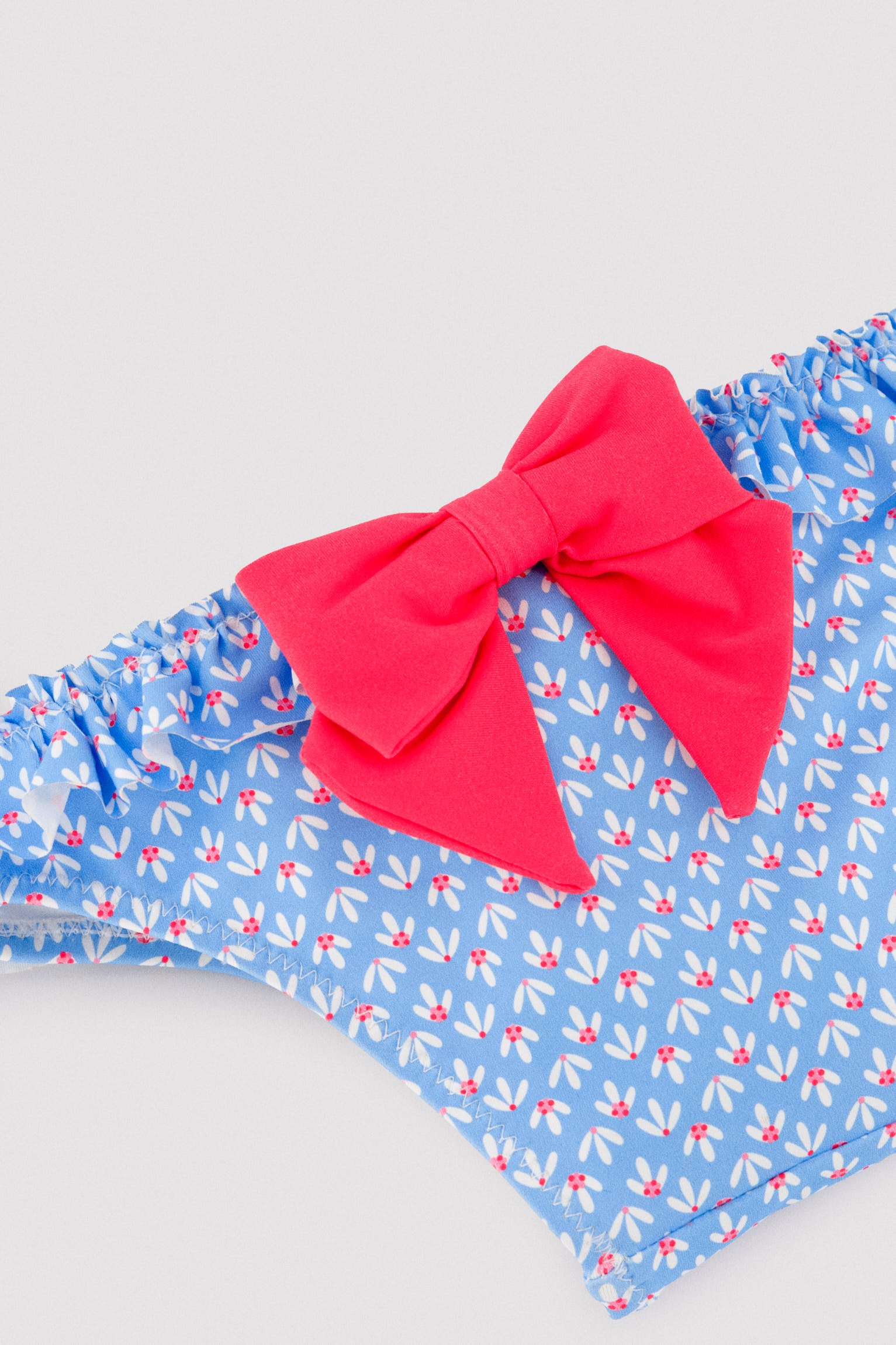 Bañador culetín bebé detalles volantes y lazos estampado flores - Ysabel Mora