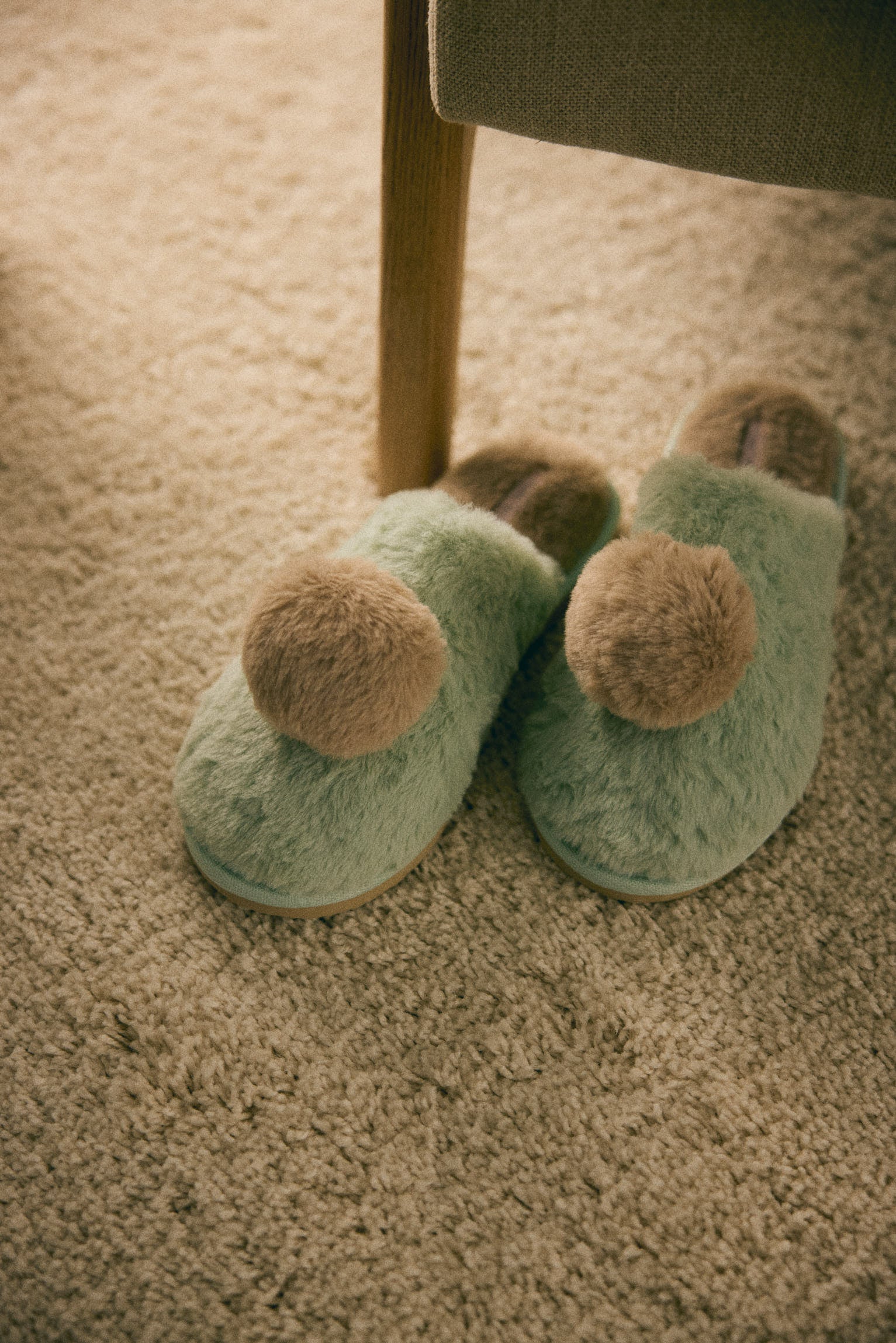 Home slippers with pompoms and soft fur