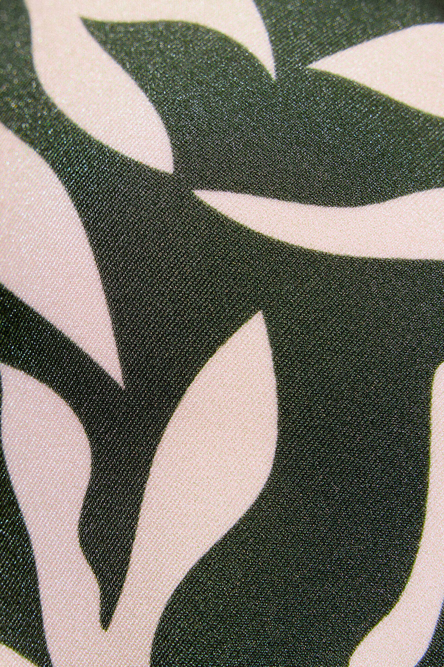 Shaping swimsuit with glitter underwire
