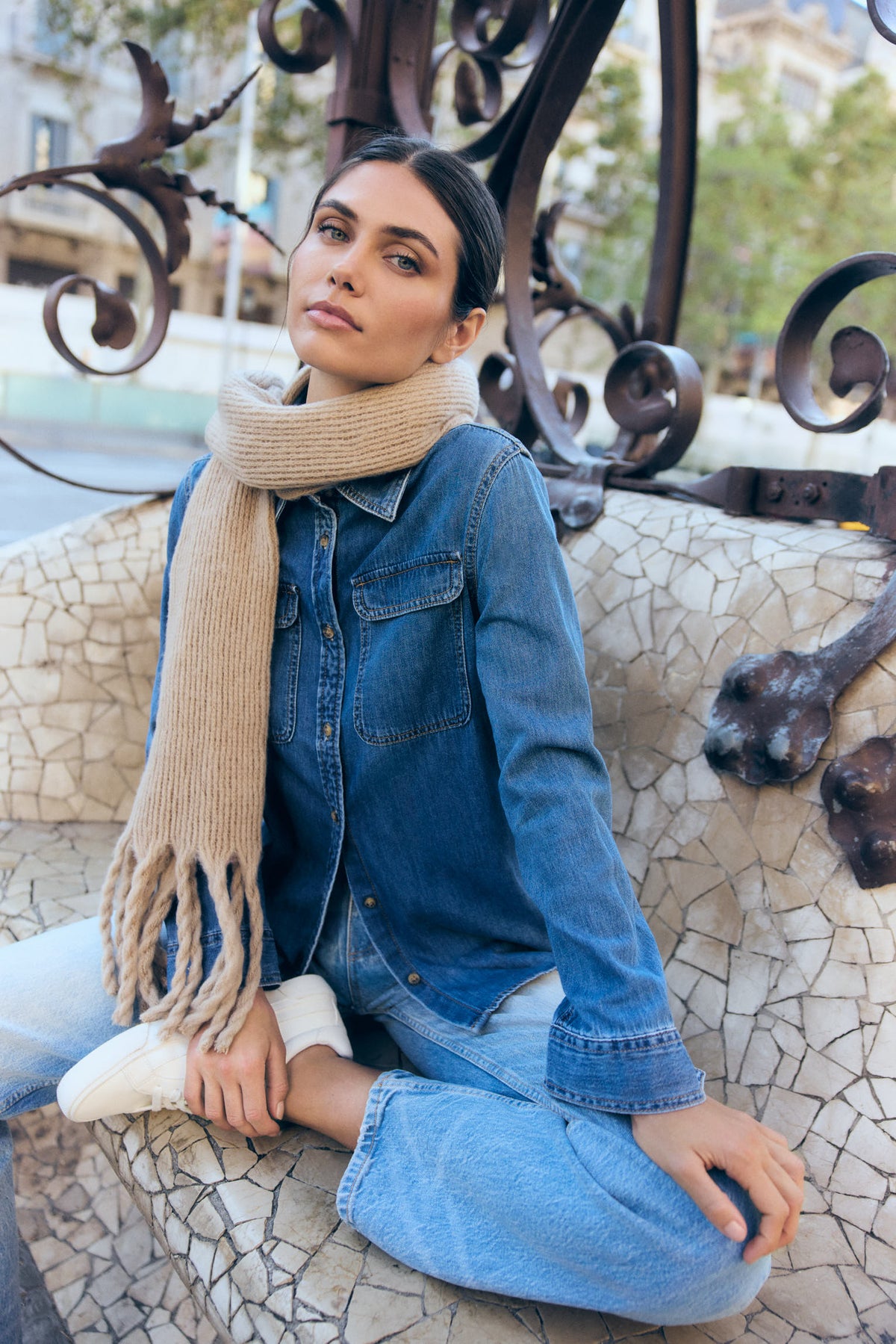 Bufanda acanalada de mujer detalles flecos beige