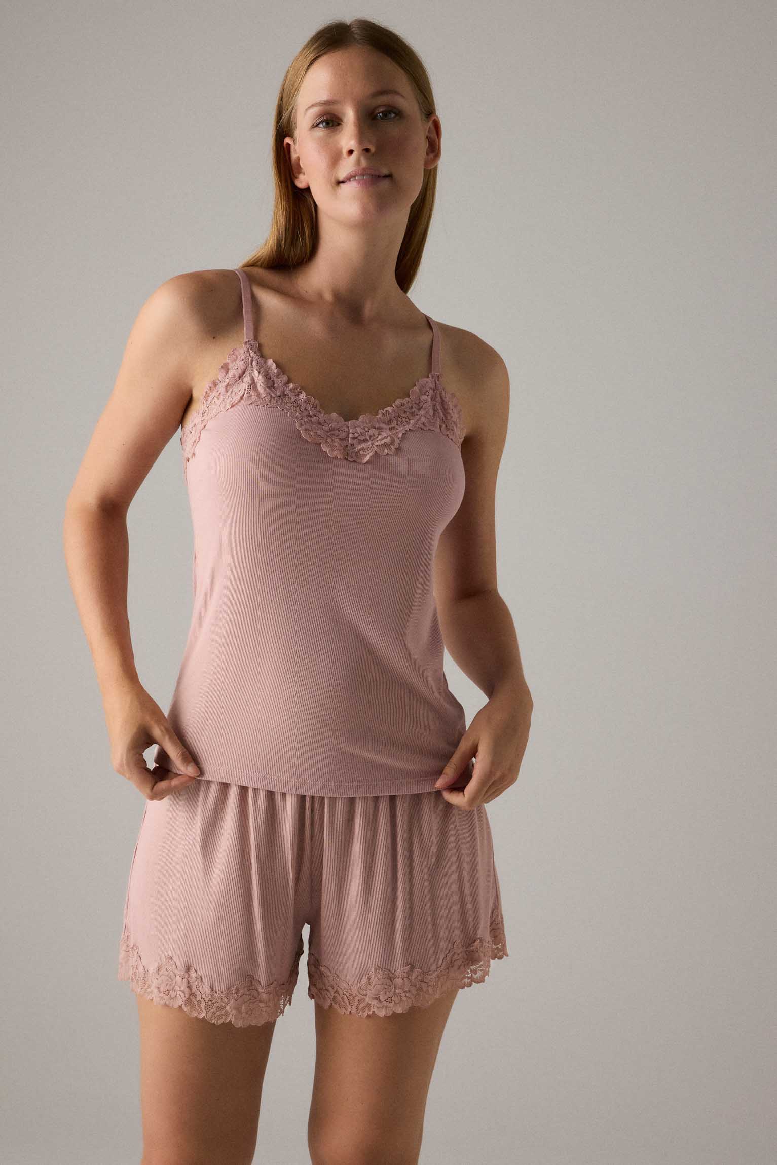 10650-5-conjunto-camiseta-tirantes-y-pantalon-corto-detalle-blonda-mujer-ysabel-mora - Rosa