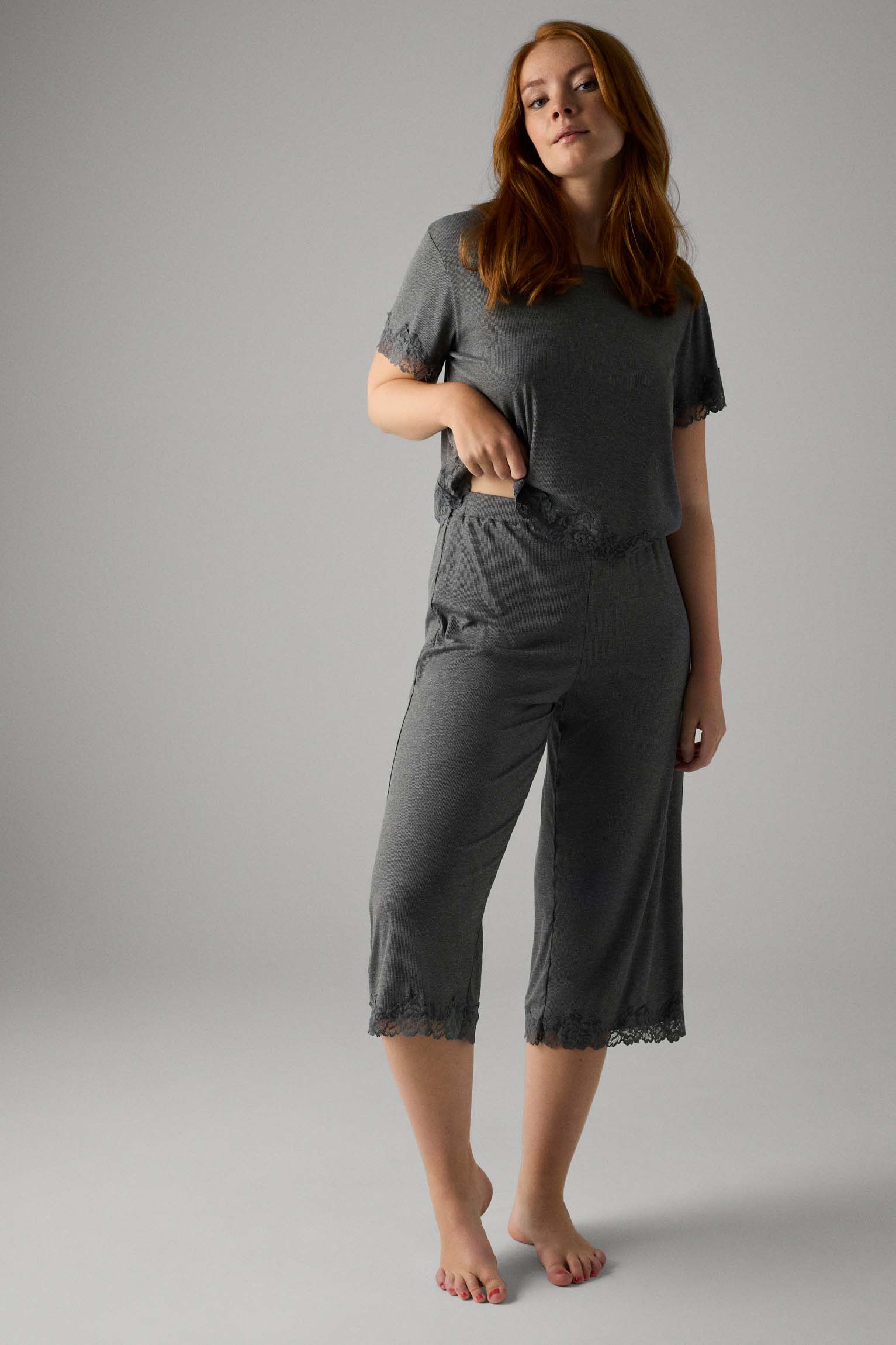 10651-1-conjunto-camiseta-manga-corta-y-pantalon-culotte-mujer-ysabel-mora - Gris