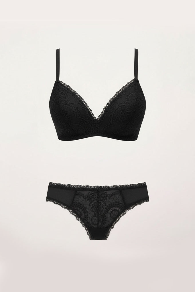 Black lingerie set: wire-free bra and Brazilian panties