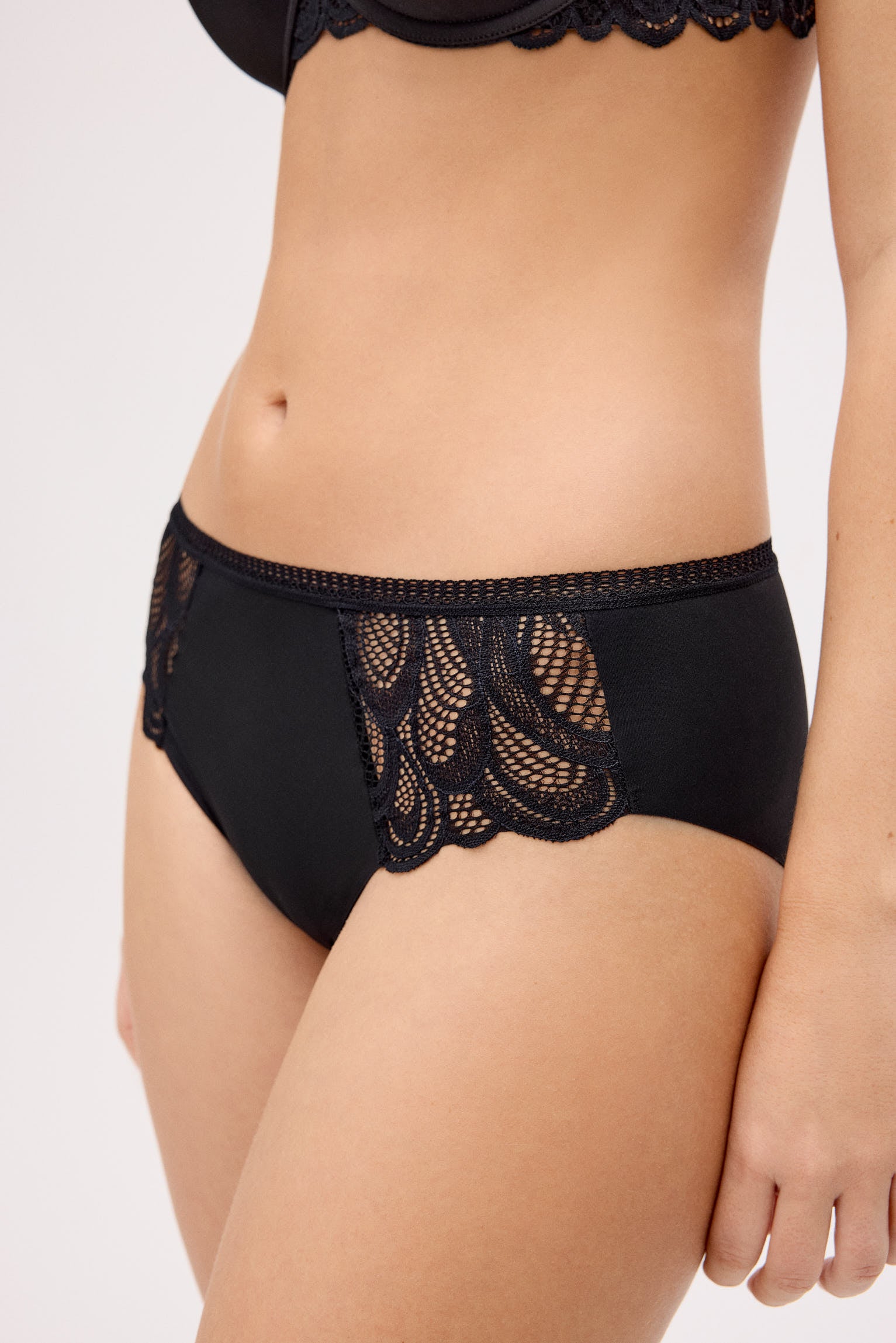 10814-4-braga-midi-con-encaje-negro-vitamine-sea-paula-echevarria