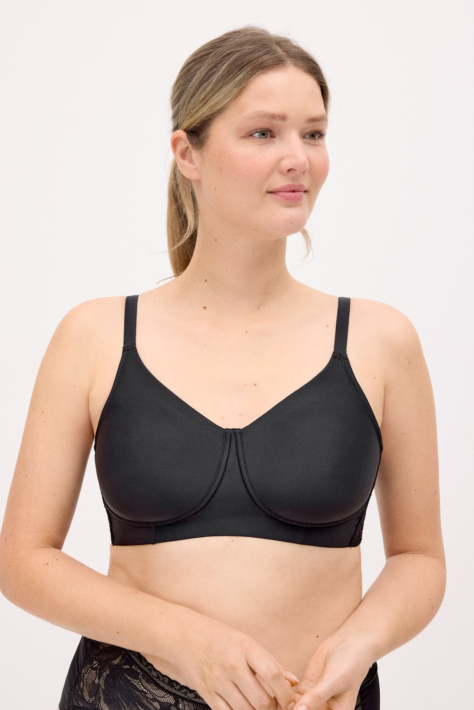 10817-1-sujetador-reductor-sin-aro-sin-relleno-detalles-encaje-negro-nostalgia-breeze-paula-echevarria