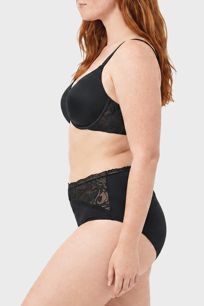 High-waisted briefs with black lace details