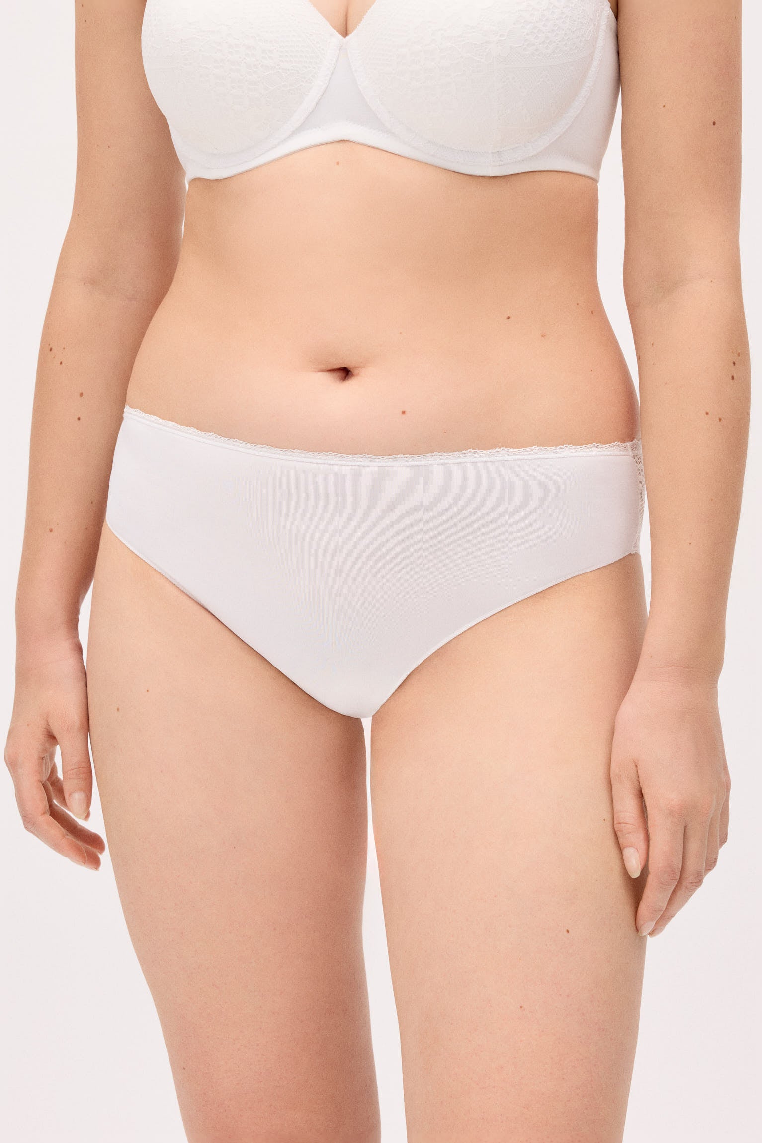 10833-1-braga-midi-blanca-encaje-blanco-special-you-paula-echevarria