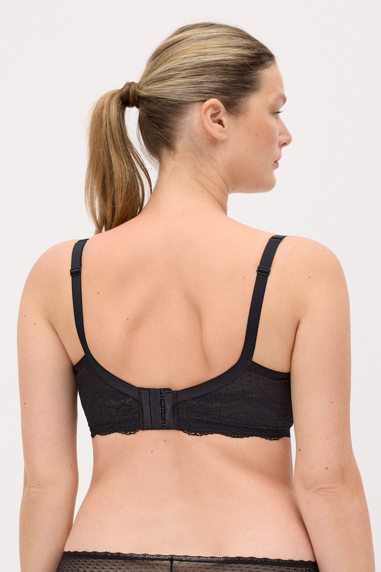Underwire bra with black plumeti padding