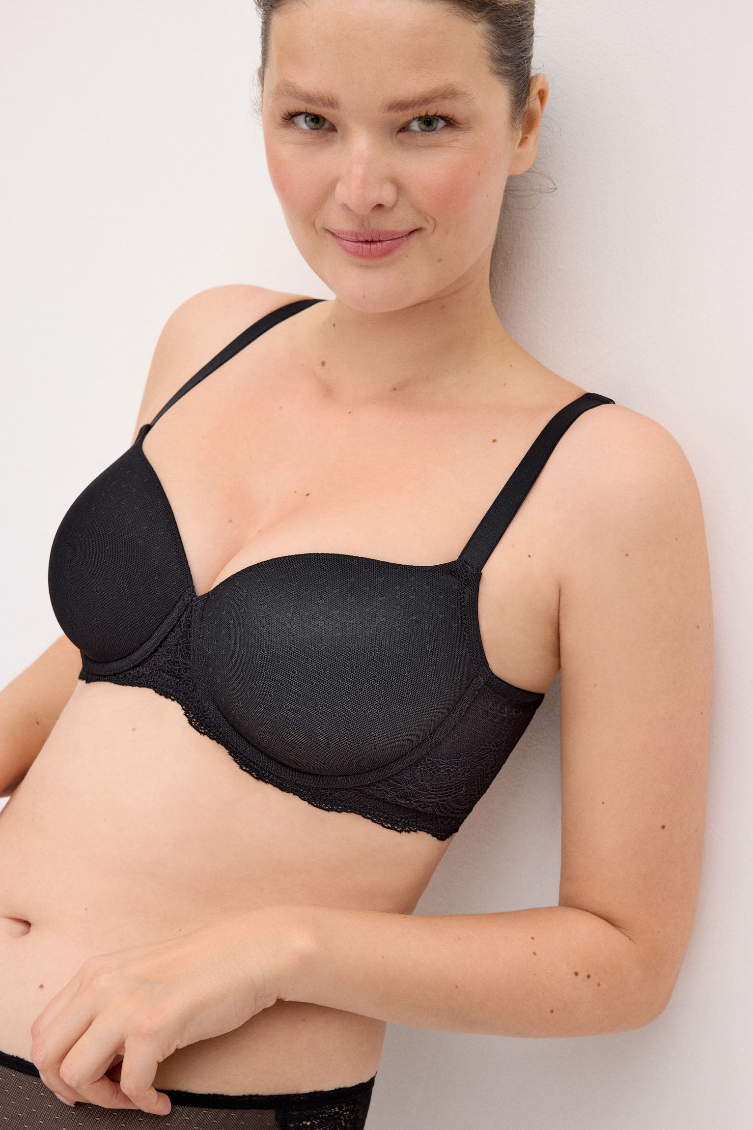 Underwire bra with black plumeti padding