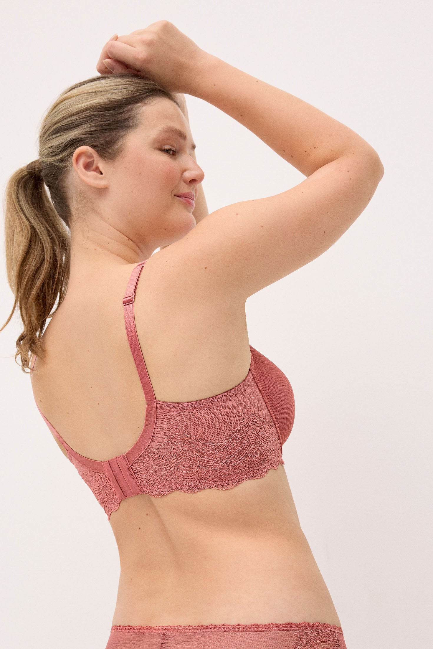 Full-coverage underwire bra with pink plumeti padding