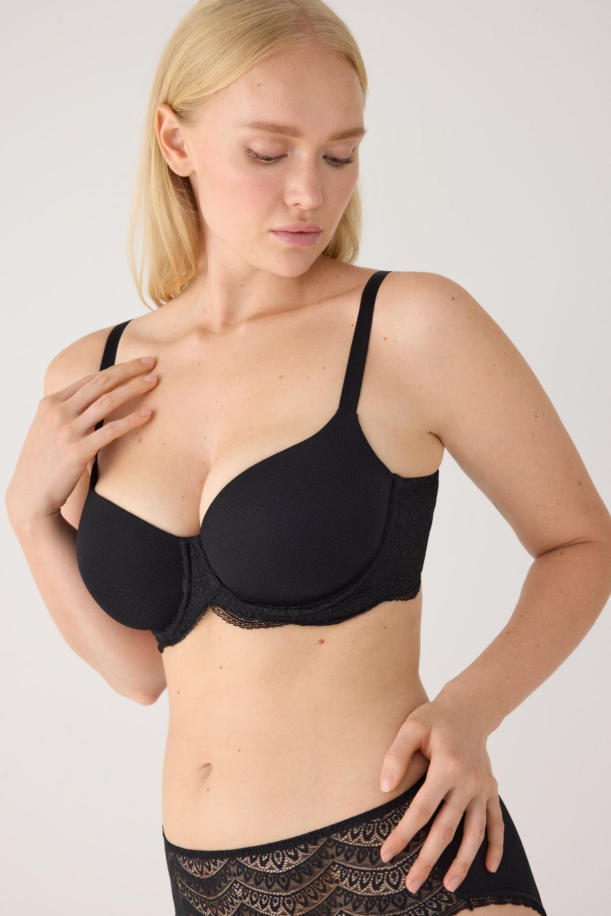 Black full-cup underwired padded bra