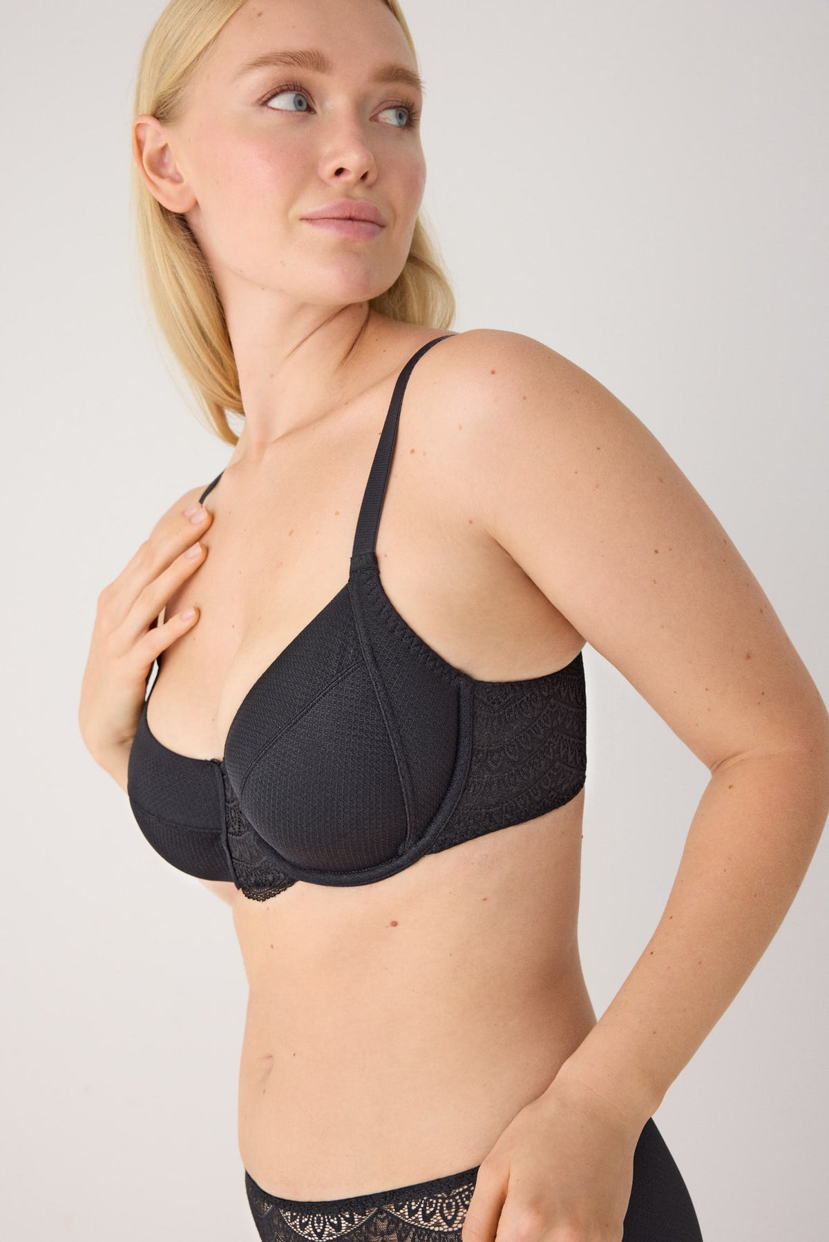 Black full-cup underwired unpadded minimiser bra