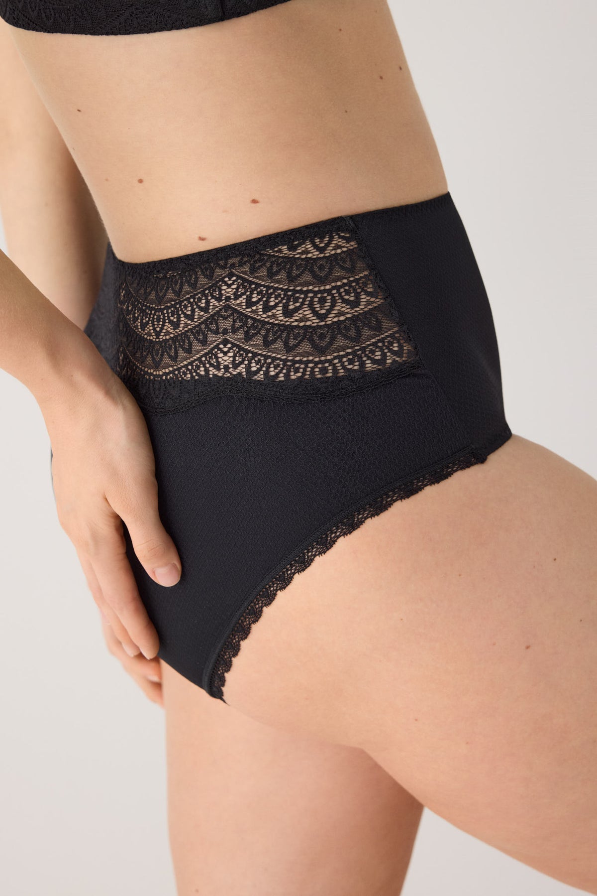 High-waist briefs lace black